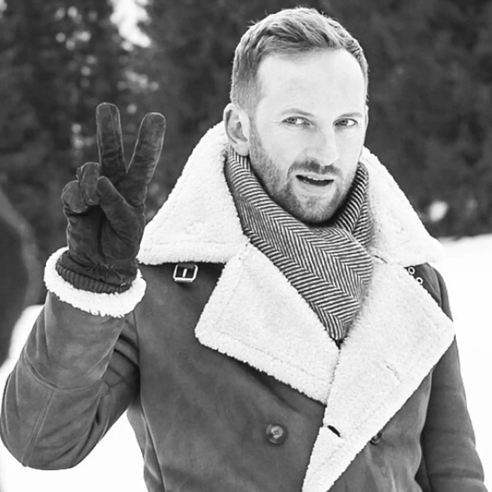 Od doby, kedy spevák Miro Jaroš tvoril niekoľko mesiacov pár s kolegyňou Katkou Koščovou, sa po jeho boku už neobjavila žiadna iná žena. A je to skutočne škoda, pretože dnes je z Mira skutočný fešák, minimálne teda v porovnaní s jeho uletenou podobizňou v Slovensko hľadá SuperStar, keď vyzeral skôr ako strakatý papagáj.