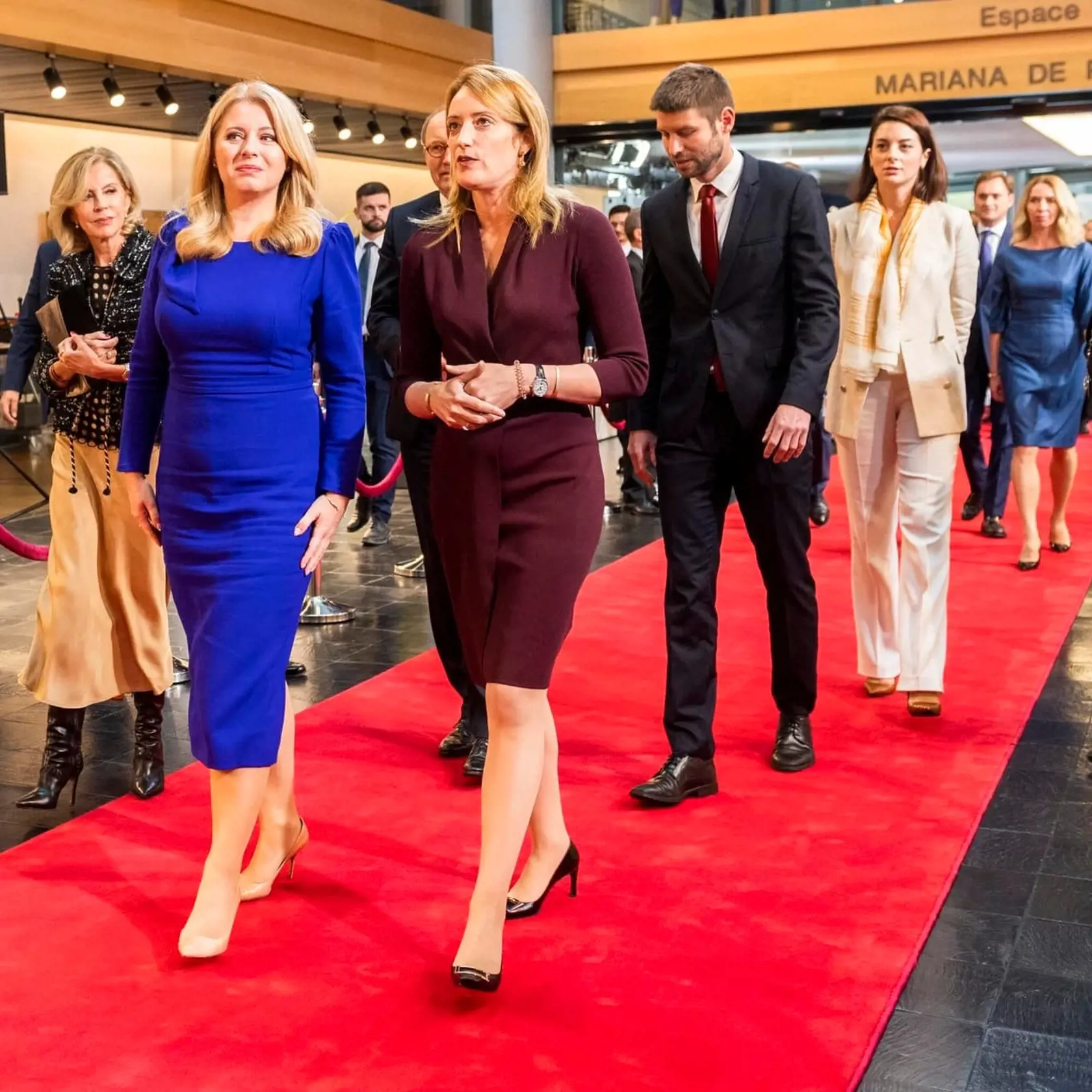 Porovnanie mesačných platov niektorých politikov: Zuzana Čaputová: Celkový hrubý príjem - 13 528 eur. Z toho plat – 12 200 eur, paušálne náhrady (nezdaňujú sa) - 1 327,75 eura.
