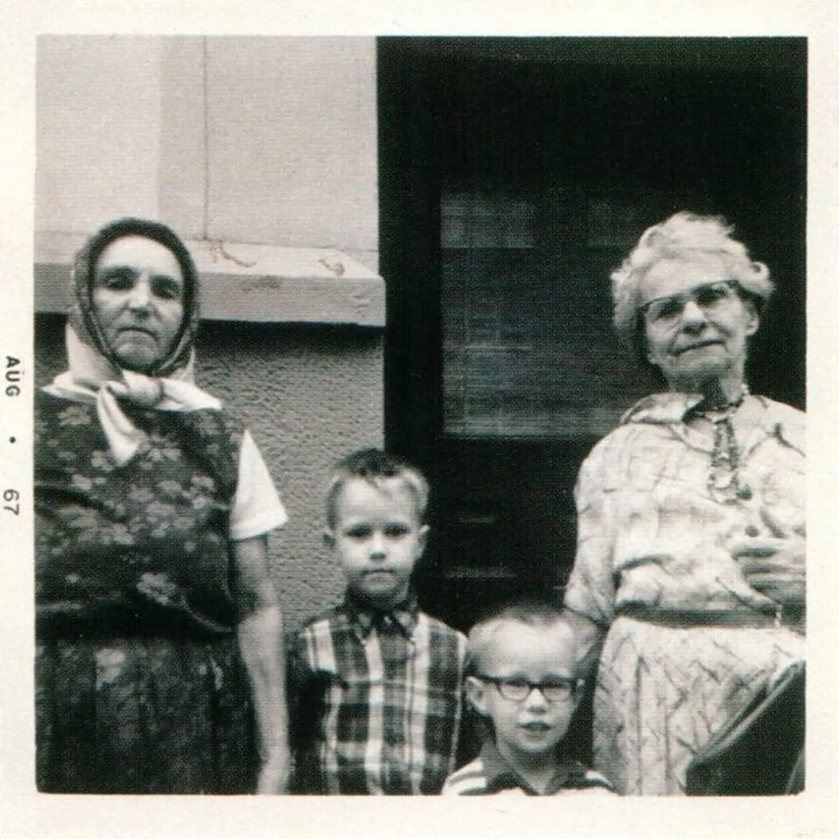 Eva Bezeková navštívila svoju sestru v roku 1967, letela z Prahy do USA. Dcéra ju posadila do lietadla a tam sa jej ujala letuška, ktorá na ňu celou cestou pozor aj s medzipristátím vo Francúzsku.