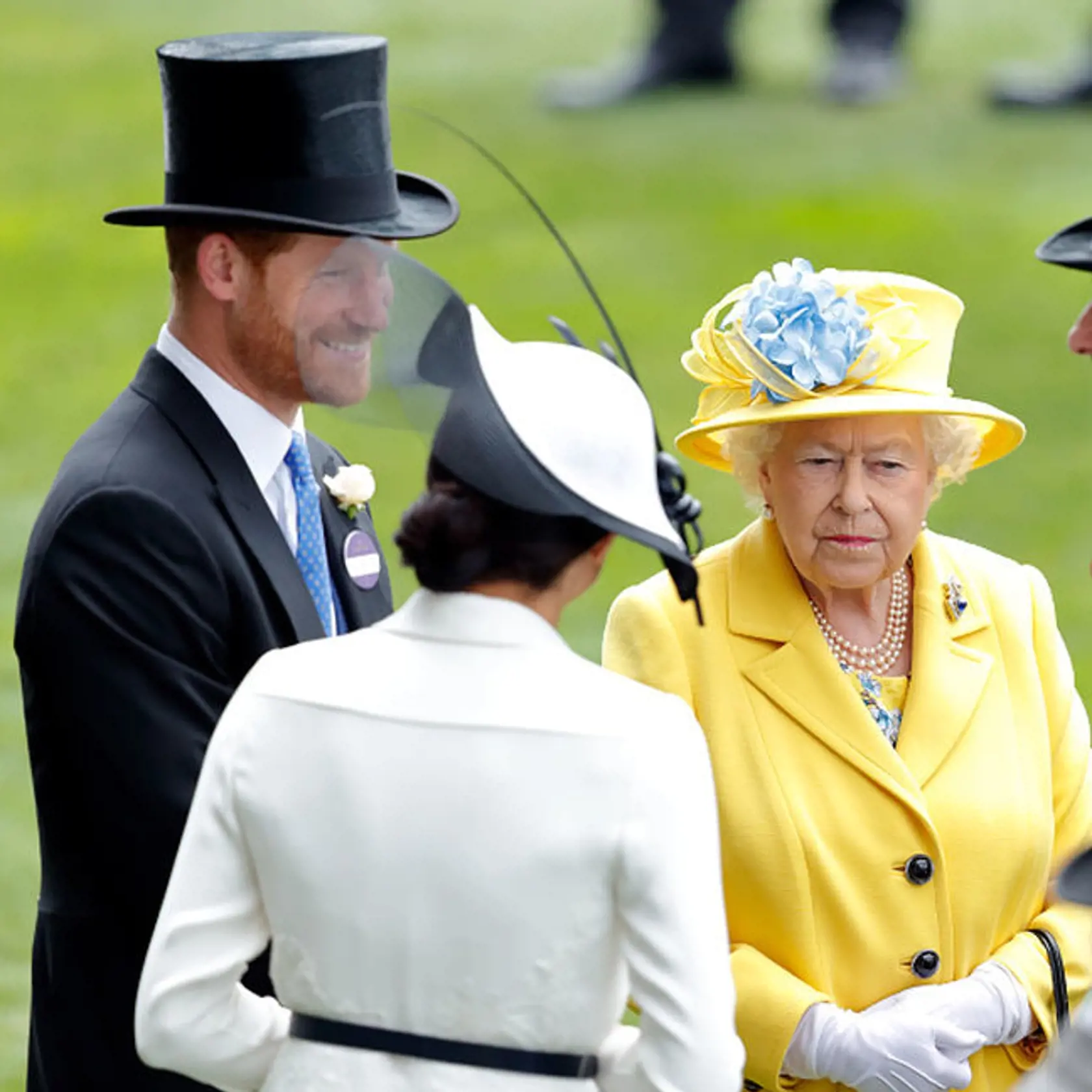 Kráľovná, princ Harry a Meghan v Ascote 19. júna 2018.
