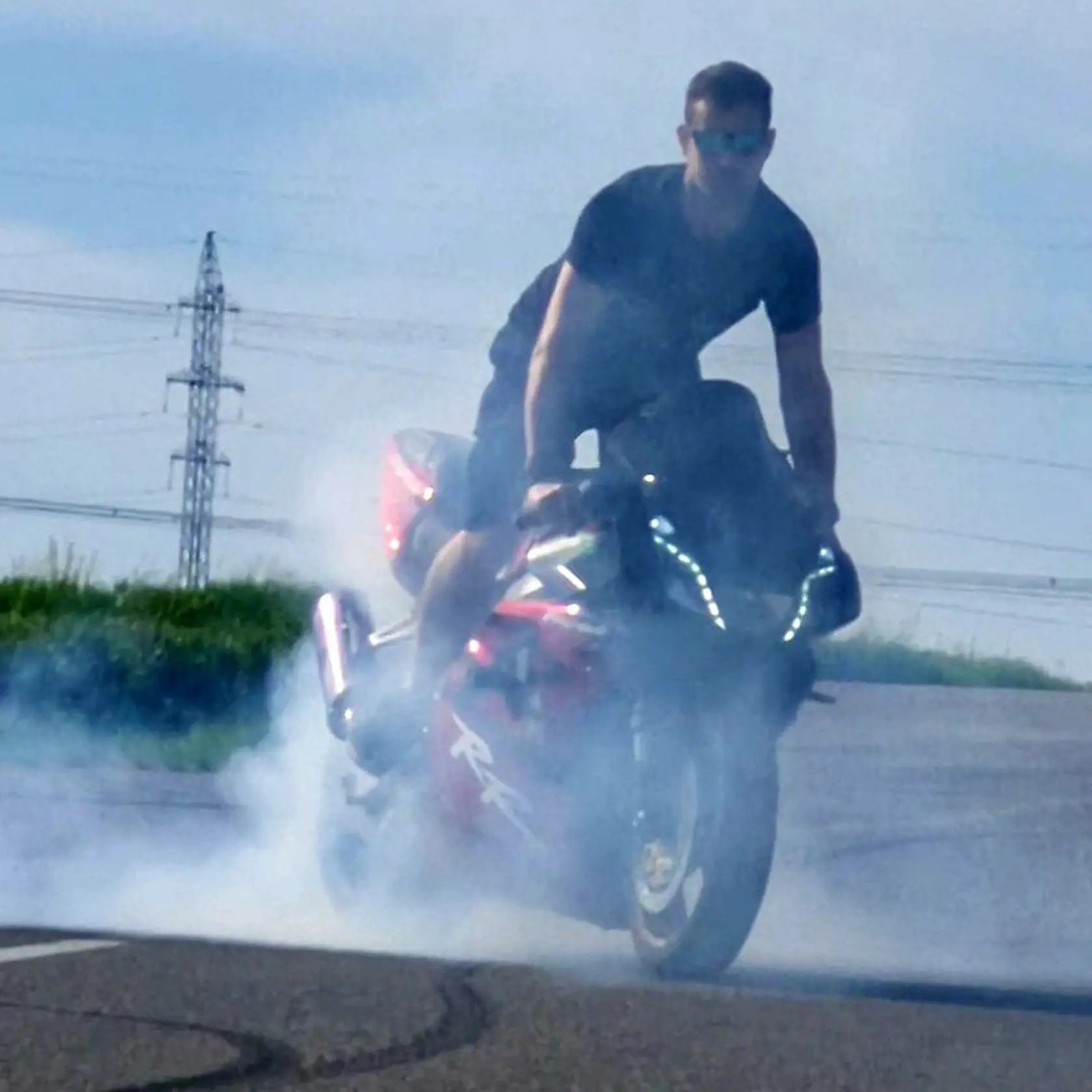 Starší z bratov, Lajos, miloval motorky.