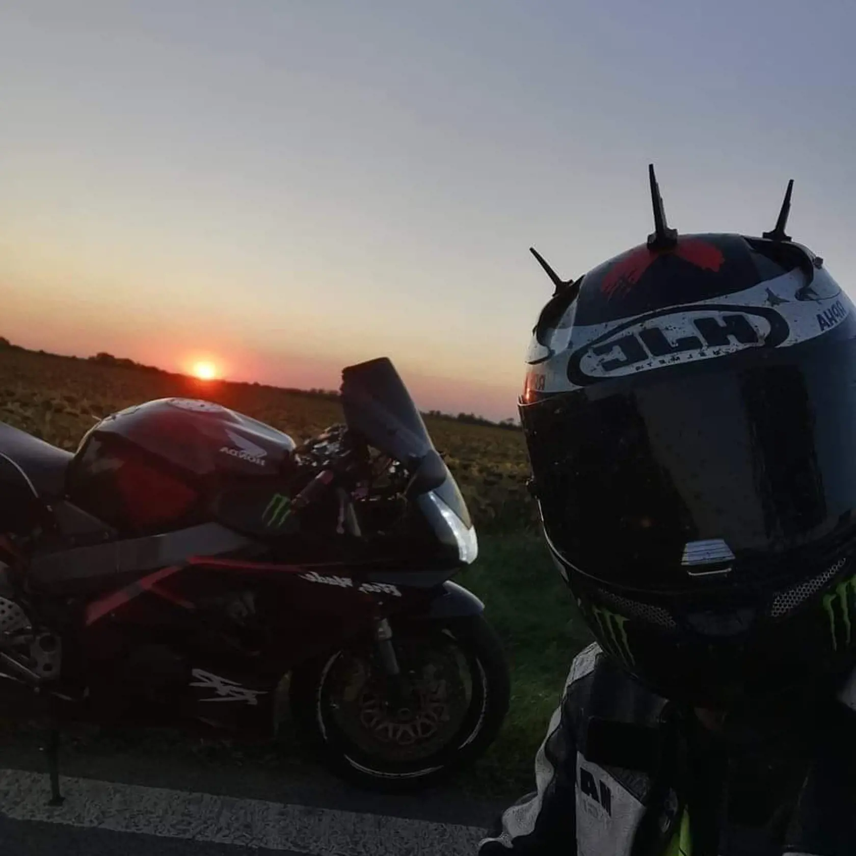 Starší z bratov, Lajos, miloval motorky.
