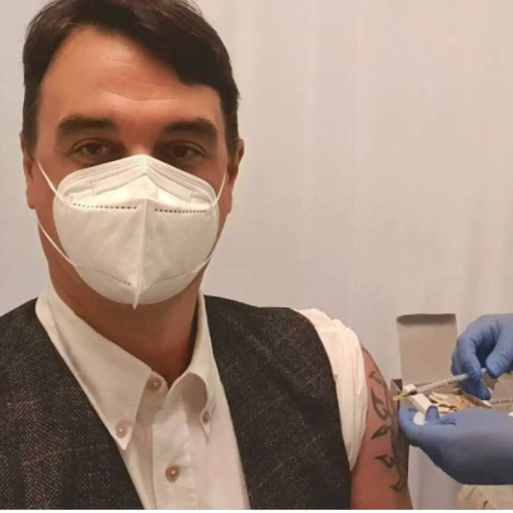 Juraj Rizman má na ramene tetovanie.