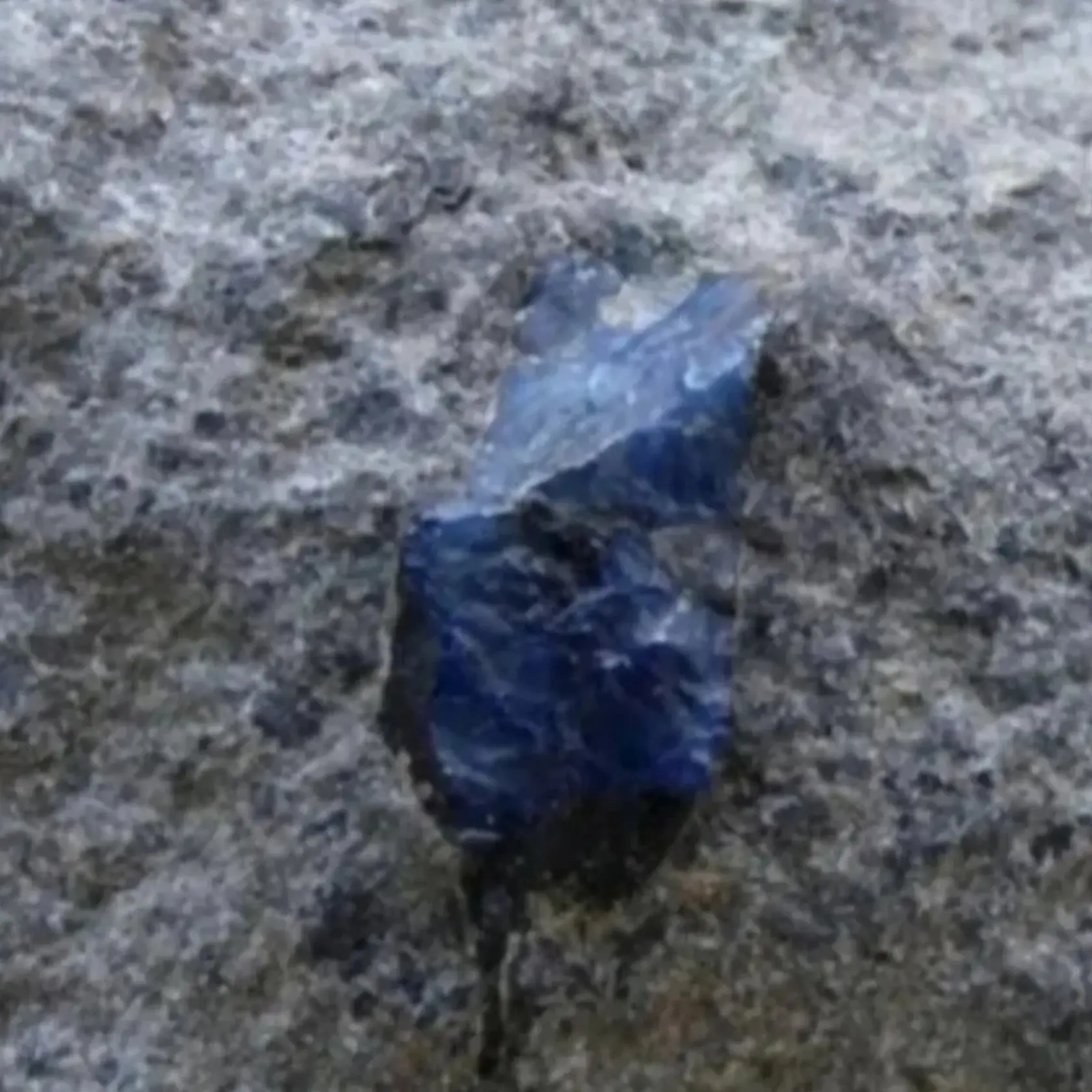 Ladislav sa spoliehal len na svoju vlastnú intuíciu a trpezlivosť, a aj keď to nebolo ľahké, zlom nastal, keď konečne našiel prvý zafír v lome nad Gemerským Jabloncom. A odvtedy sa to už pomaly rozbehlo.
