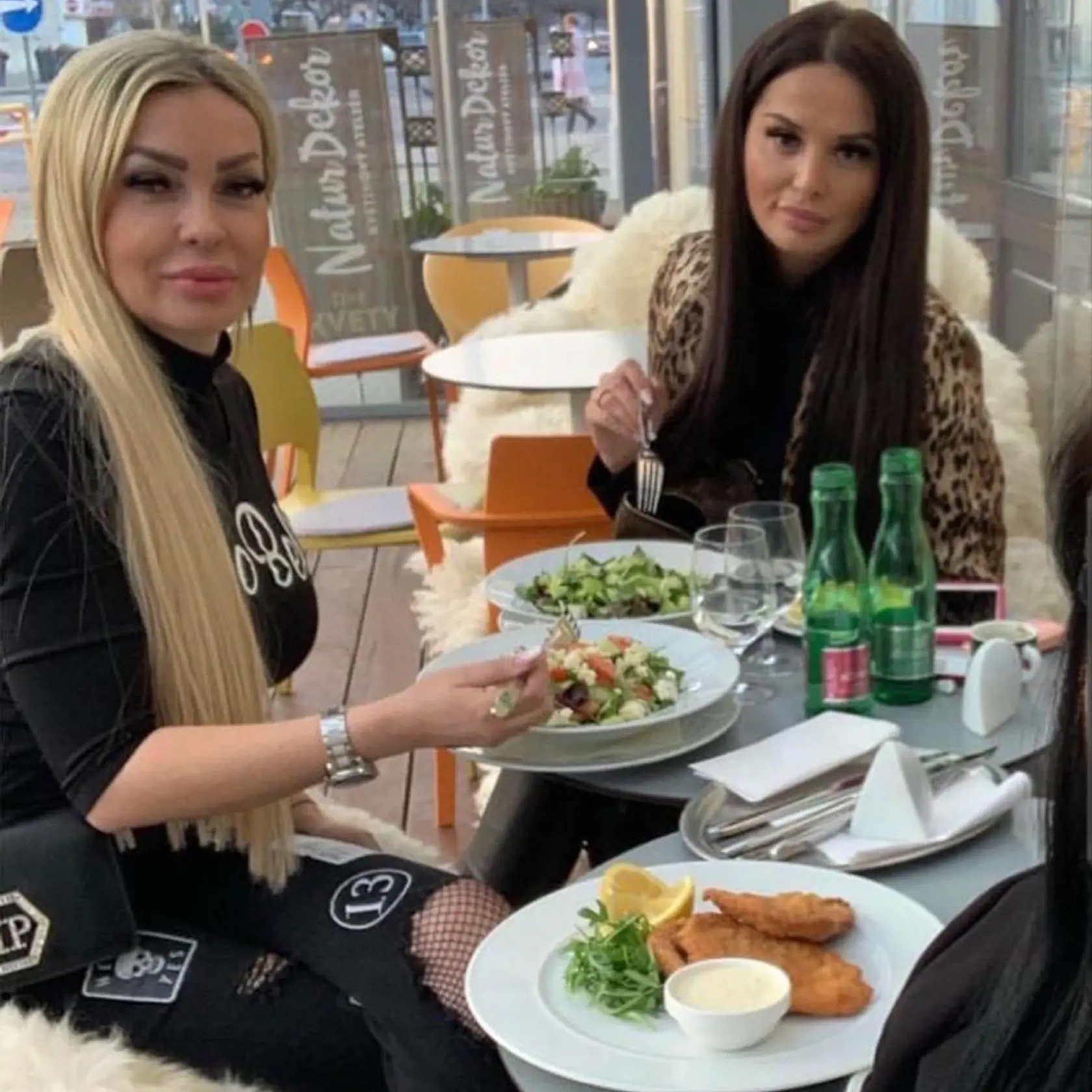 Plačková s kamarátkou Jeanette z Levíc, ktorá má obchod, kde ju prepadol neznámy muž.
