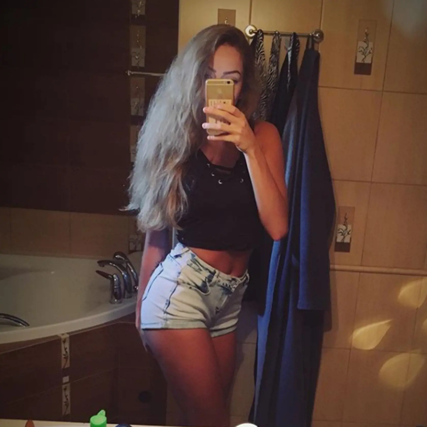 Pri pohľade na dráždivé fotky bývalej farmárky je jasné, prečo sa chlapi okolo nej točia.