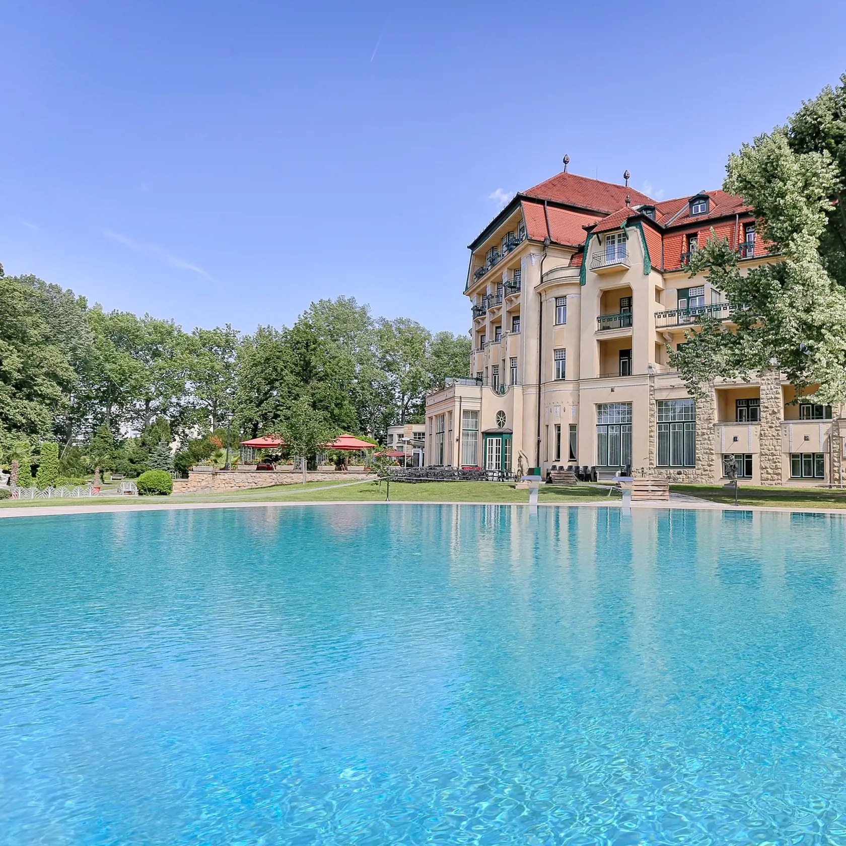 Thermia Palace s bazénom vyzerá pekne a je udržiavaný vo výbornom stave.