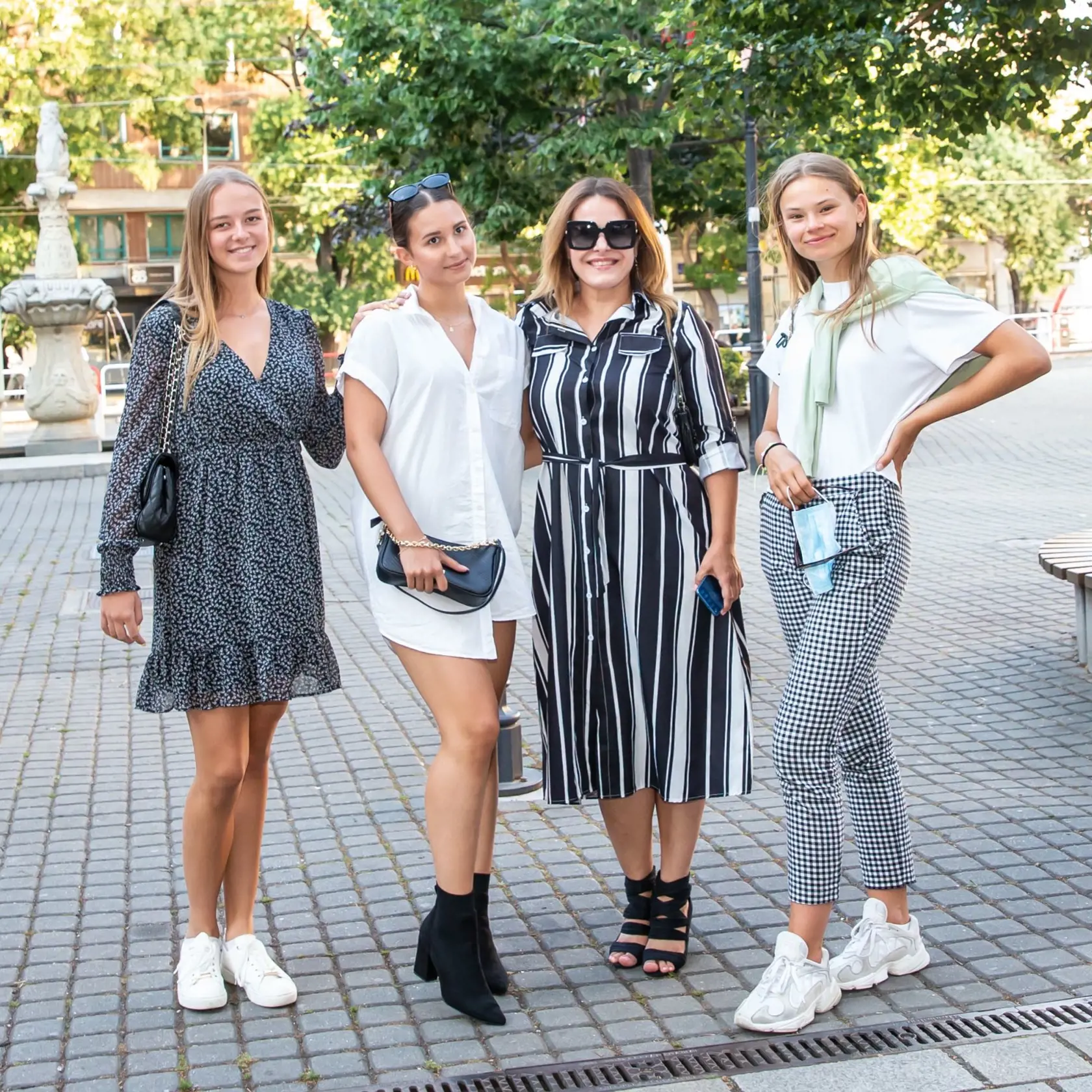 Herečka Bibiana Ondrejková s dcérou (vľavo) a kamarátkami.