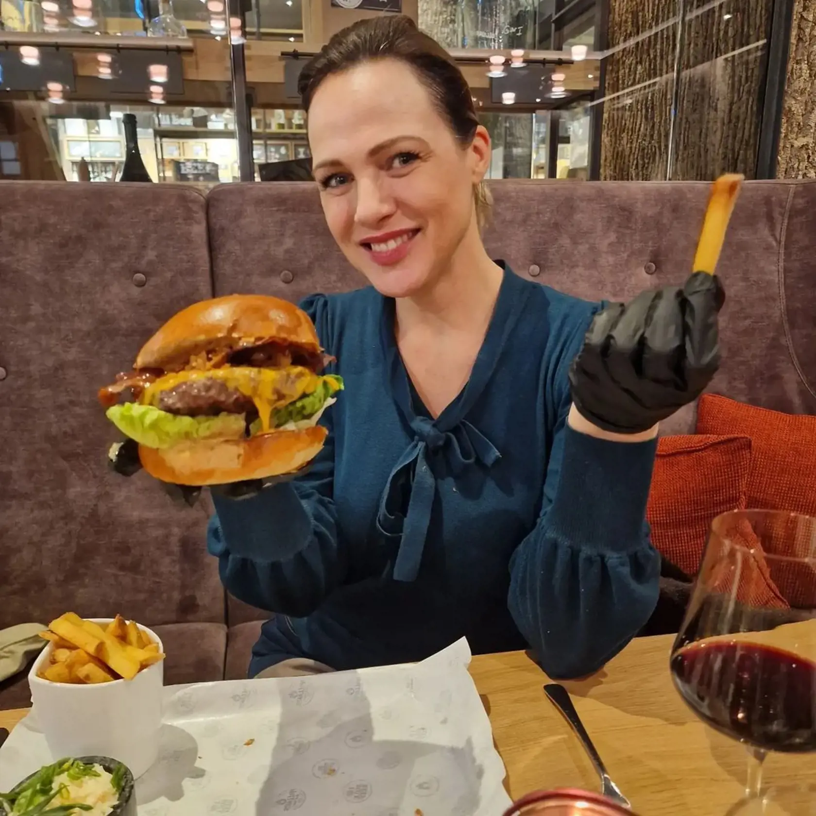 Neveríme, že tento hamburger s hranolčekmi zvládla zjesť celý sama...