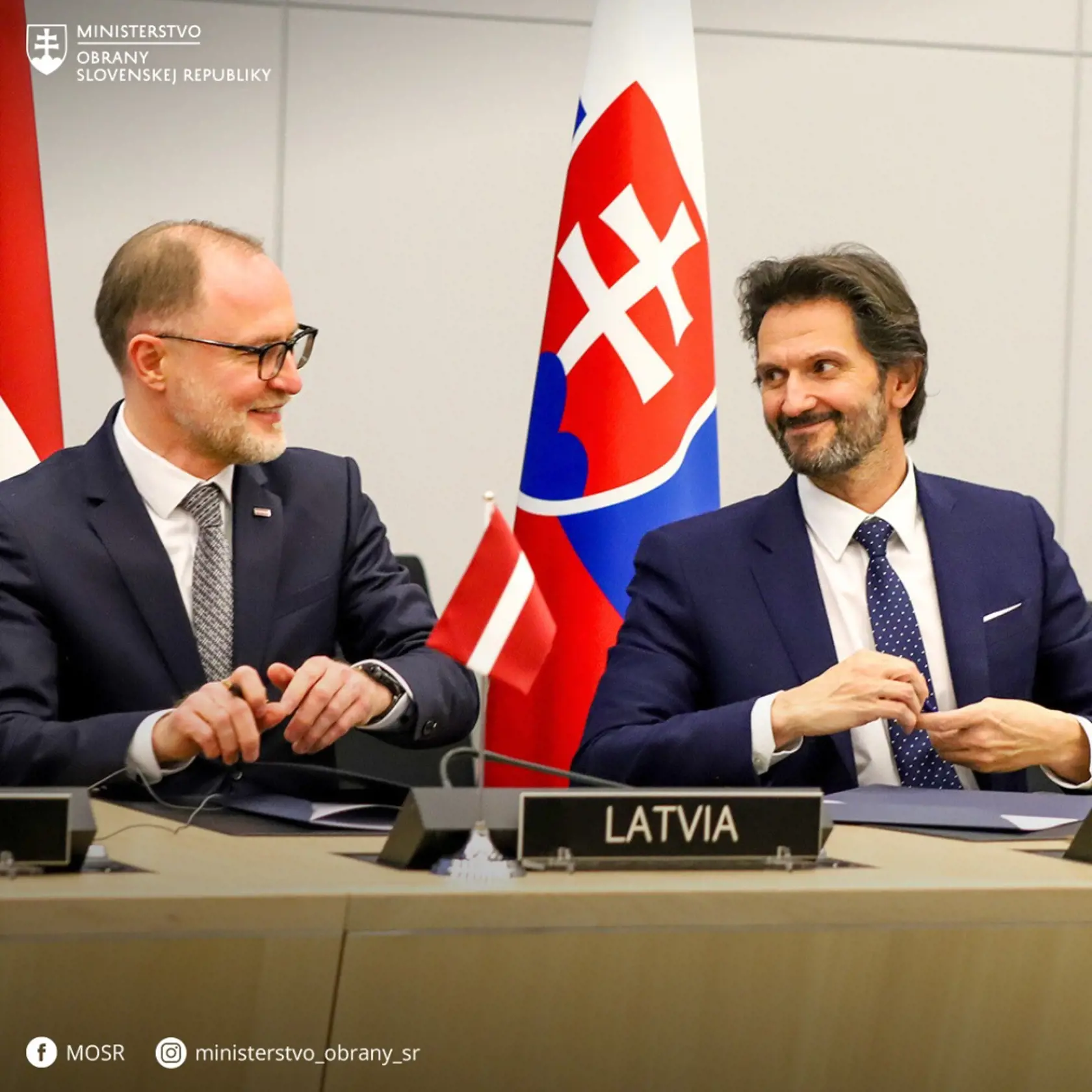 Cieľom prvého tohtoročného zasadnutia ministrov obrany NATO v Bruseli, ktorého sa zúčastnila slovenská delegácia na čele s ministrom obrany Robertom Kaliňákom, bolo prerokovanie aktuálnych otázok a výziev, ktorým Aliancia čelí. Slovenská republika patrí k zodpovedným spojencom a svedomito pristupuje k ochrane svojich občanov. Uvádza v statuse rezortu obrany na sociánej sieti z 20. februára 2024 k fotografii.