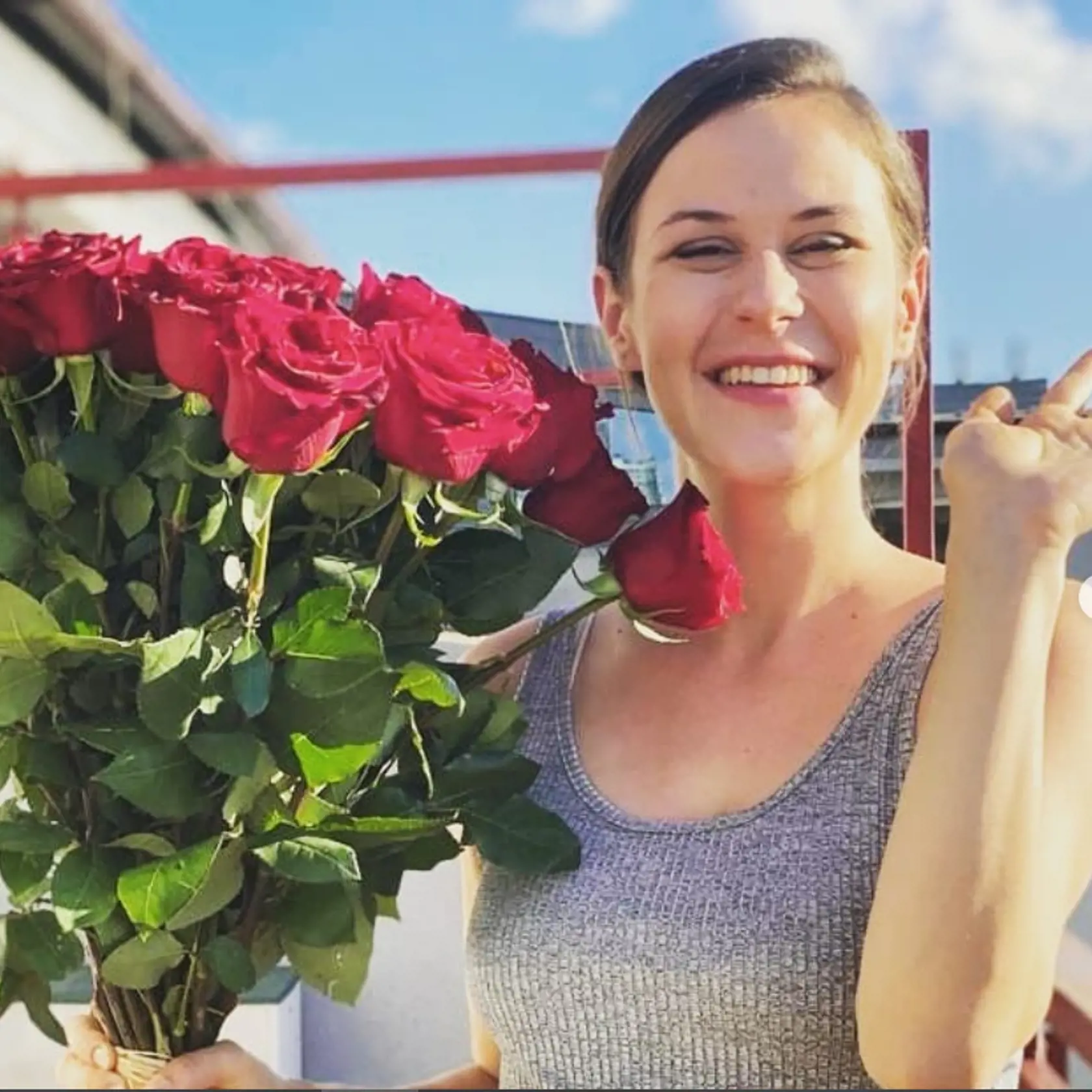 Anička sa rozlúčila so svojimi kolegami zo seriálu, aby sa pripravila na najdôležitejšiu životnú rolu. Rolu matky! Svojim kolegom a zároveň kamarátom poslala takýto odkaz… „Túto krásnu kytku som dostala od kolegovcov z Oteckovcov!! ktorým zároveň ďakujem za spoločnosť na pľacoch, trpezlivosť 🤪 a príležitosť spoznať všetkých vás. Pozdravujem decká😎 a najmä všetkých fanouškov! ❤💃“