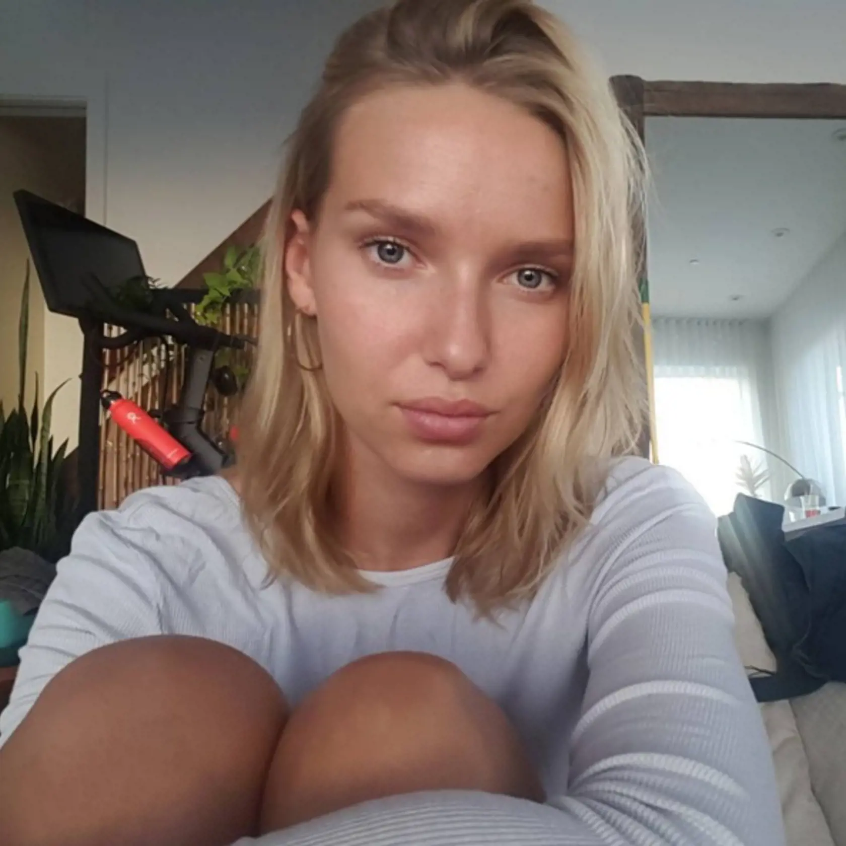 Adriana očividne miluje selfie.