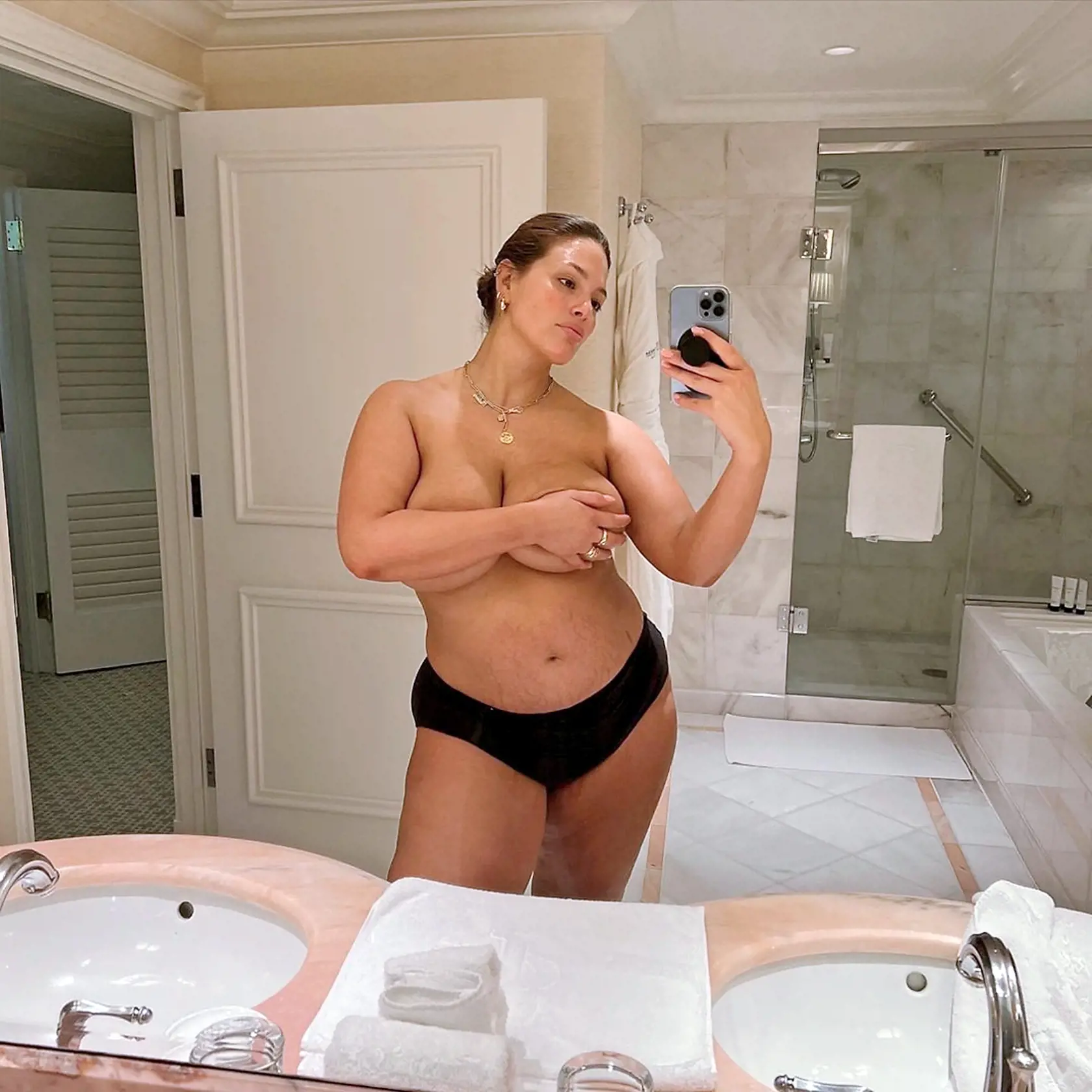 Ashley Graham po pôrode dvojičiek