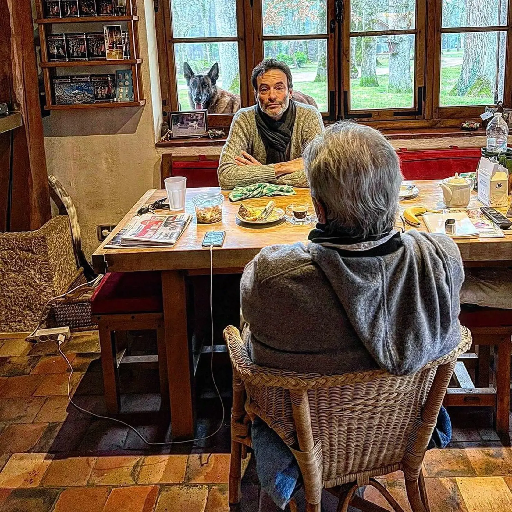 Anthony Delon so svojím otcom Alainom. Za oknom jeho pes Loubo.