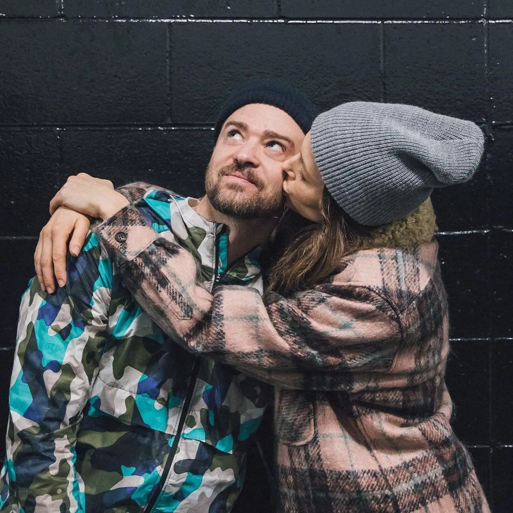 Justin Timberlake so svojou krásnou manželkou Jessicou Biel nešetrili bozkami.
