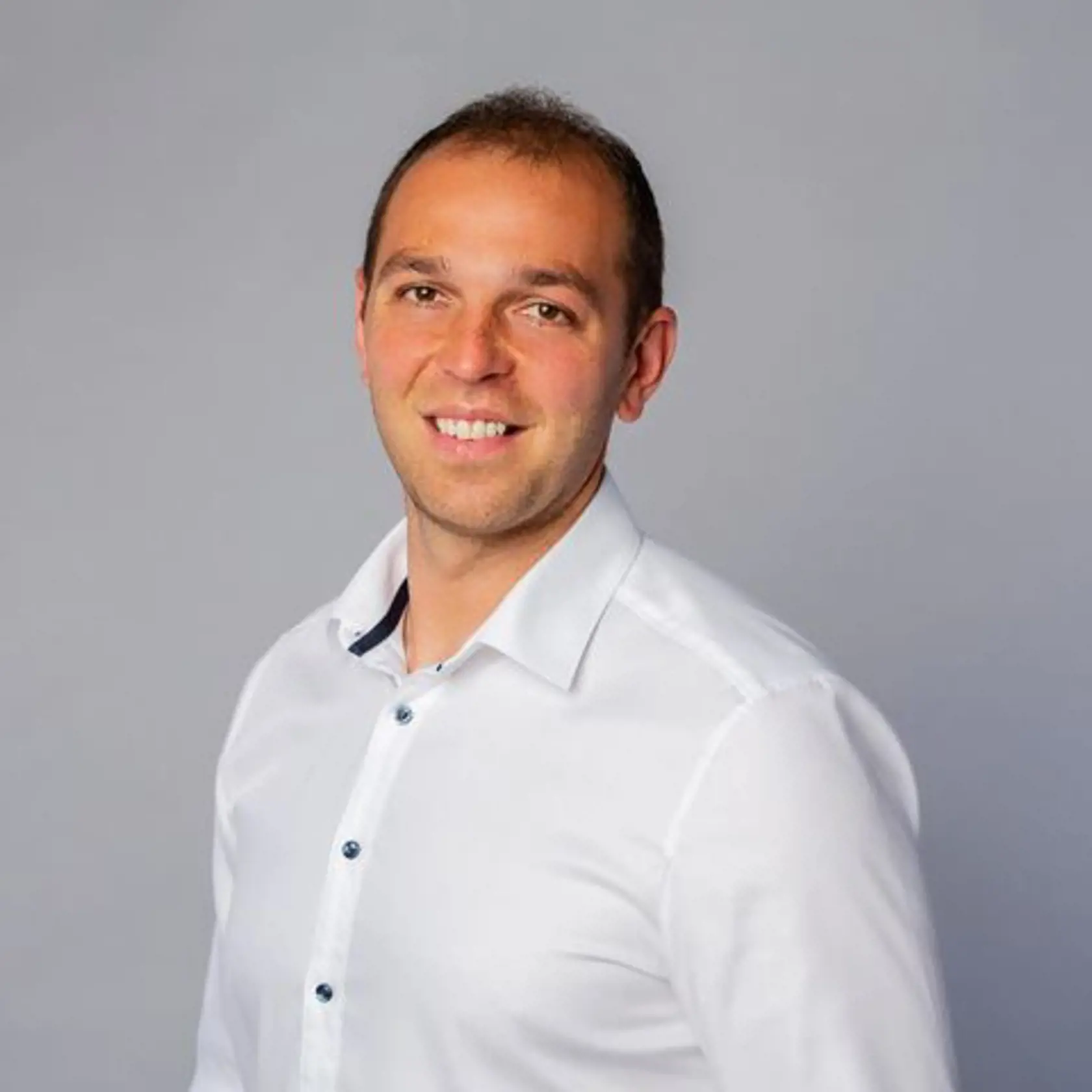 Oslovili sme aj dedinského starostu Mariána Hazuga. Nakoľko je obec zriaďovateľom školy, zaujímalo nás, či medializované informácie o šikane na škole bude obec nejakým spôsobom riešiť aj v praxi. „Vyjadril som úprimnú sústrasť a povedal som, že obec sa vyjadrí, až keď bude vyšetrovanie ukončené."