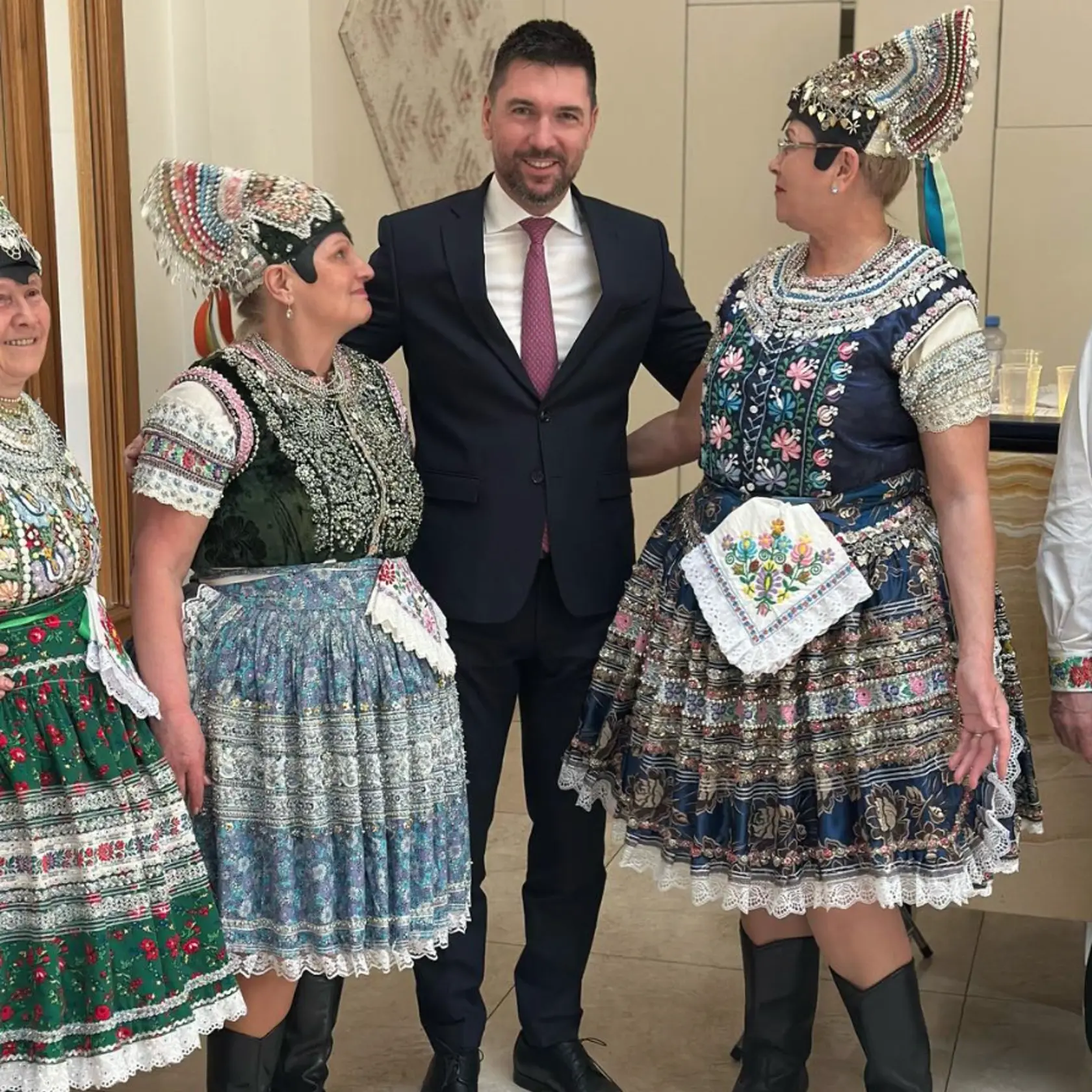 Opozícia Takáčovi vyčíta, že v čase, kedy sa už o slintačke vedelo, miesto preventívnych opatrení rozdával kvety na MDŽ.