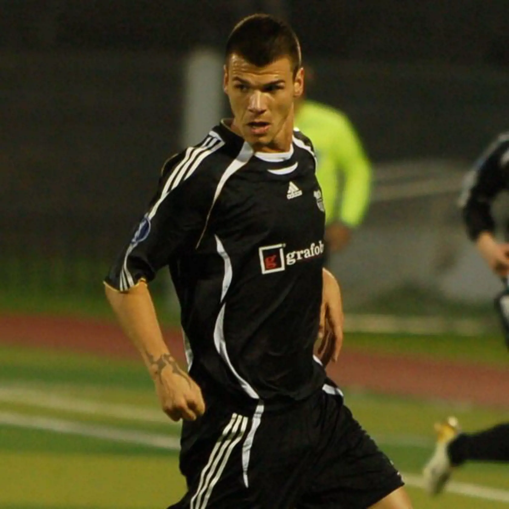 Juraj Halenár (†35)
Futbalista, ktorý sa nemalou mierou pričinil o úspech Artmedie v Lige majstrov. Troma gólmi zničil škótsky Celtic Glasgow pri víťazstve 5:0 na Tehelnom poli. Po pôsobení v Petržalke si to namieril do Slovana, s ktorým spojil dlhé roky svojej kariéry. Za belasých odohral 150 stretnutí, v ktorých zaznamenal 55 presných zásahov.