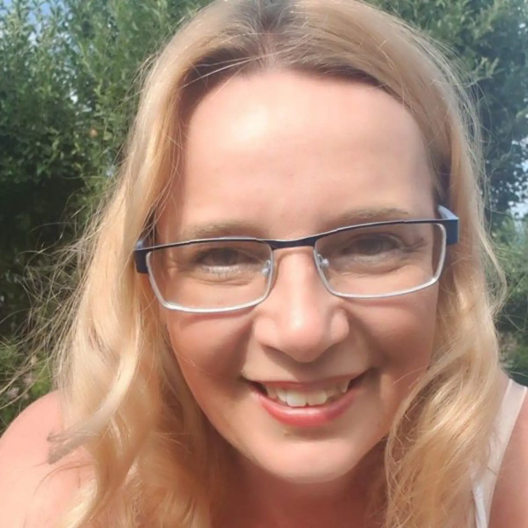 Pomáha mu aj priateľka Janka: S Jankou sa Braňo zoznámil v roku 2013. Po siedmich rokoch spolužitia si ju nevie vynachváliť. Janka vie, čo je žiť so závislým človekom, takže radí aj ostatným, ako na to.