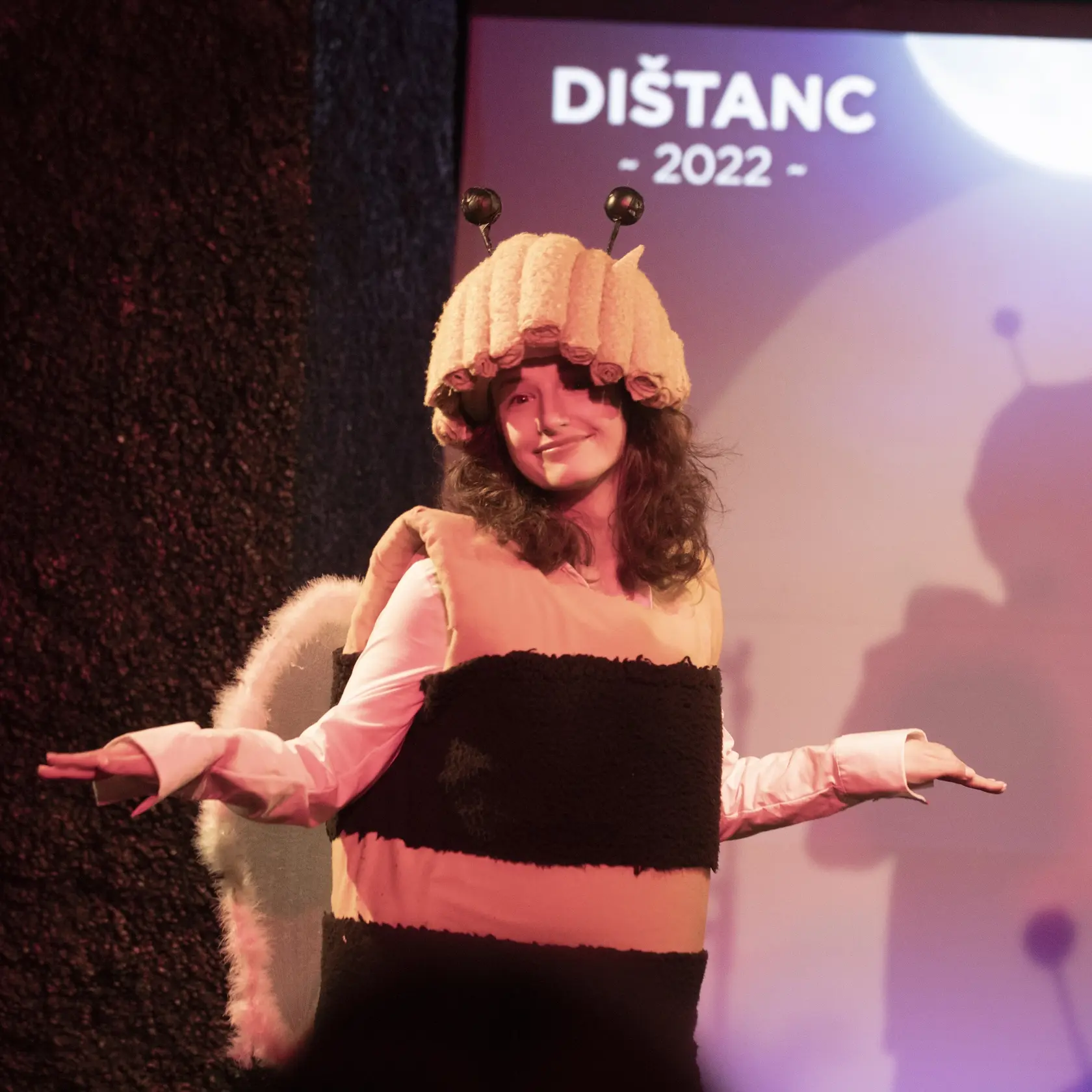 Petra Dubayová ako včielka Mája v predstavení "Kabaret Best of GUnaGU 1985-2025".