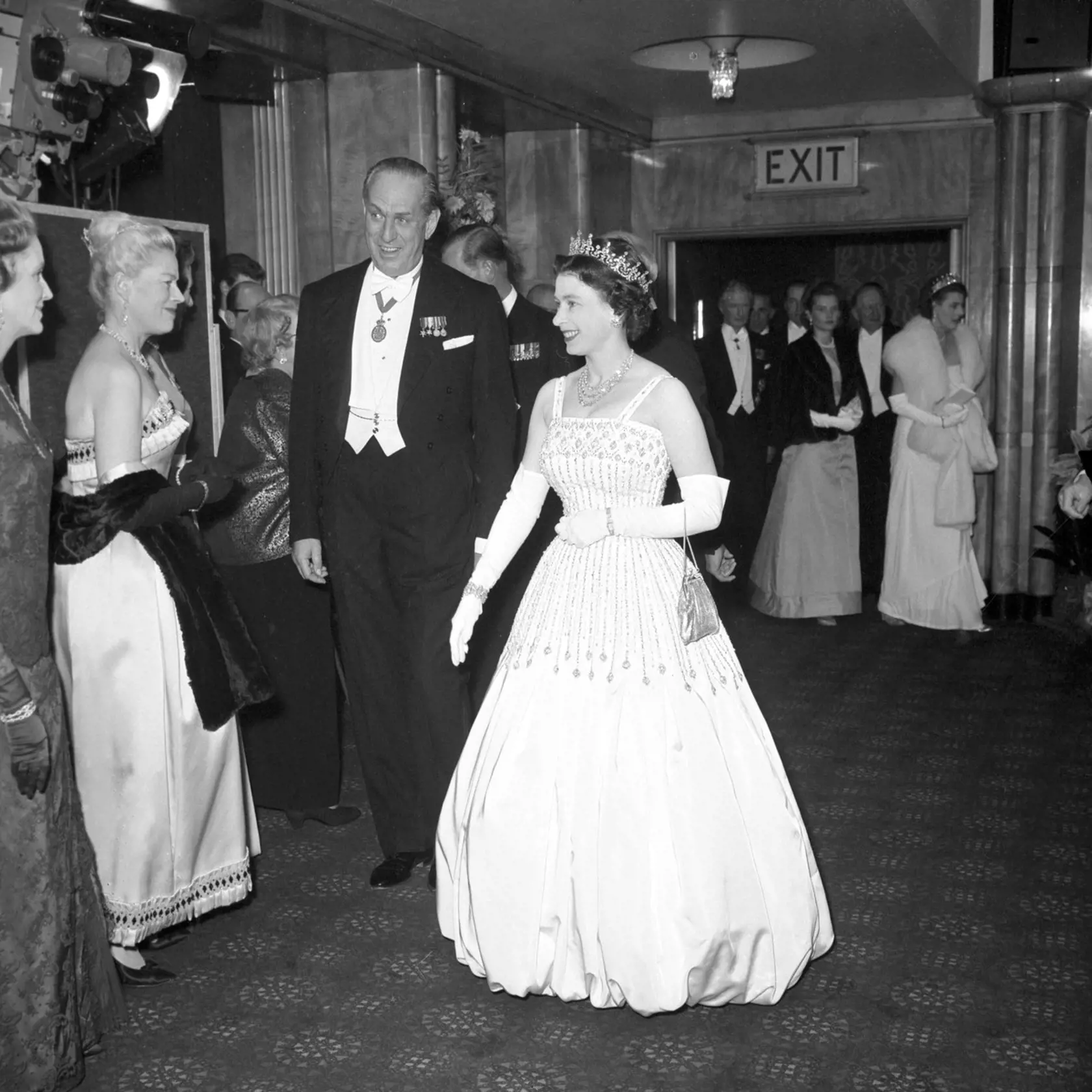 Kráľovná Alžbeta II. požičala svojej vnučke Beatrice tieto šaty, ktoré mala prvýkrát oblečené v roku 1962.