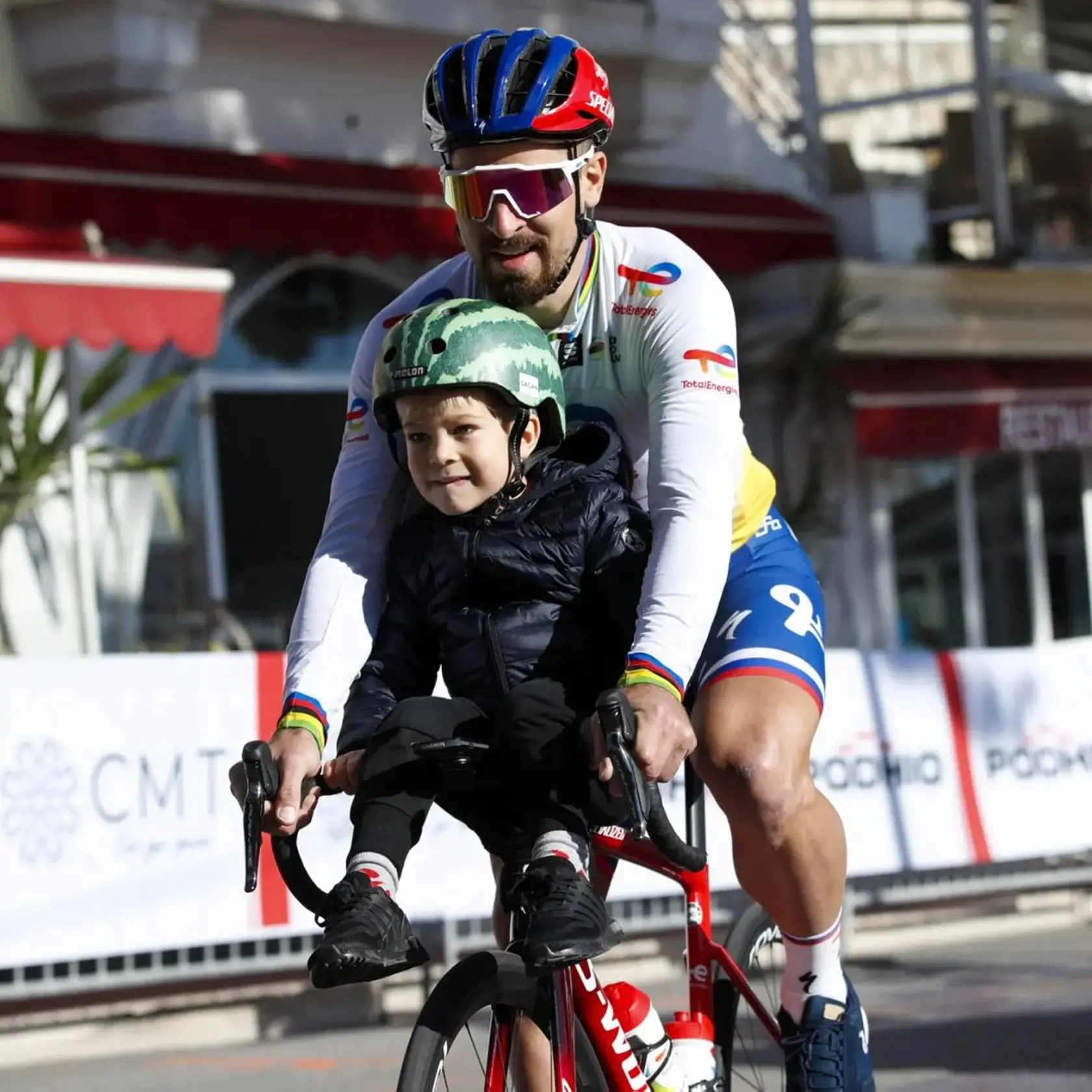 Peter Sagan s Marlonom na bicykli.