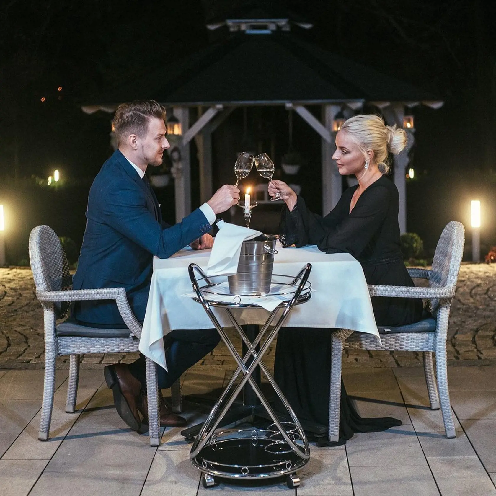 Markéta a René pri romantickej večeri. Nádhera!