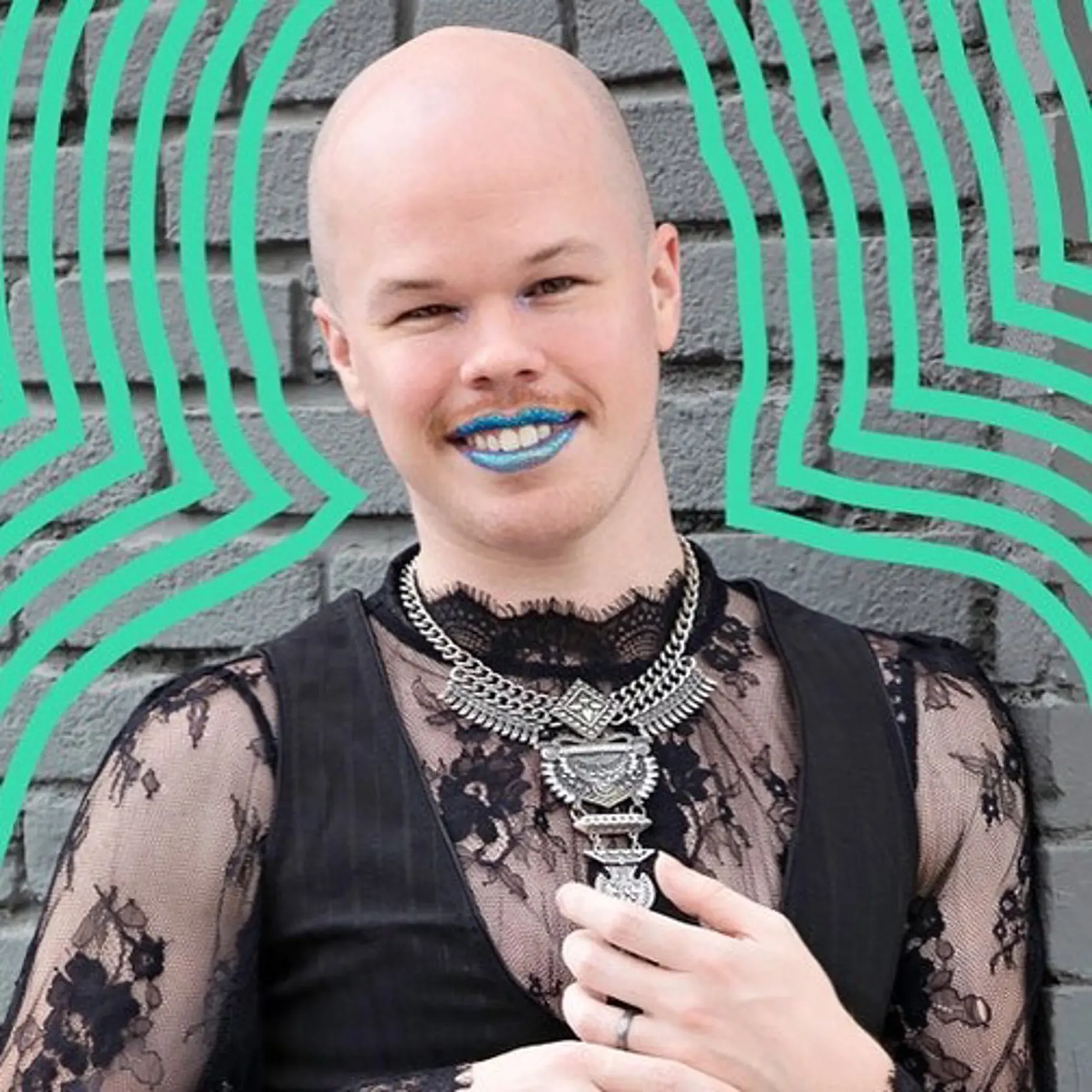 Miluje výrazné líčenie a ženské šaty.