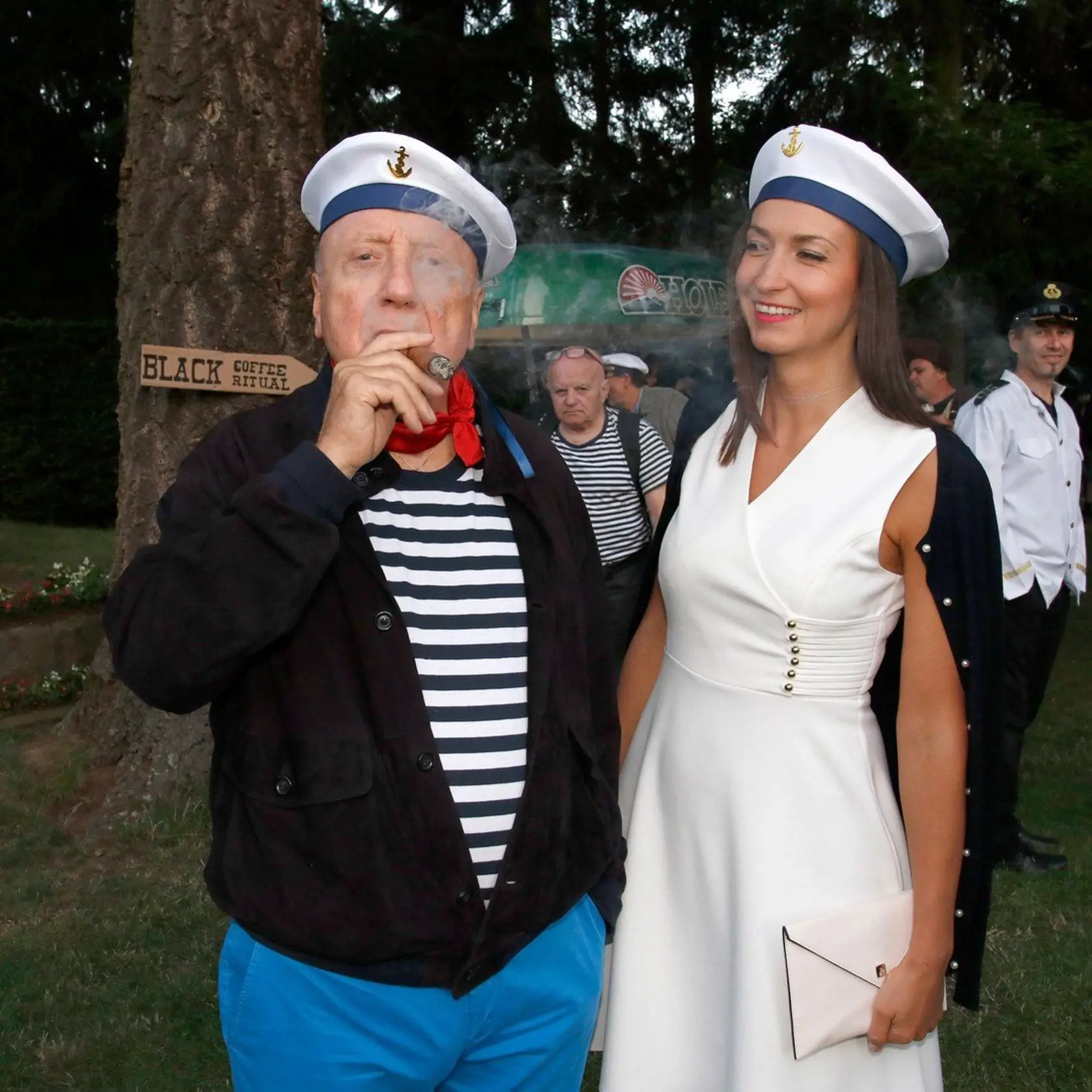 Felix a Lucia vyrazili na záhradnú párty.