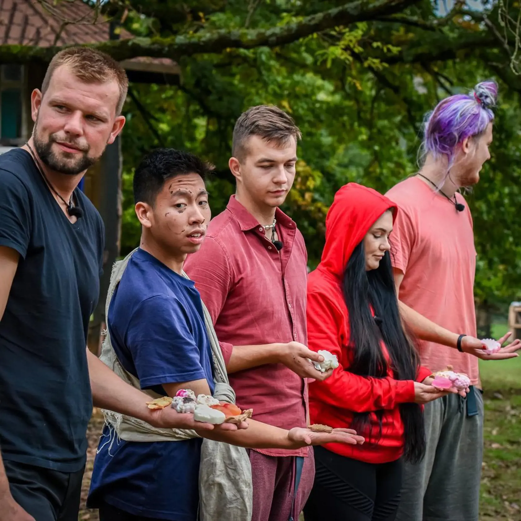 Tak toto je masaker:
Farmu musel opustiť farmár Minh Nguyen Anh, ktorý po dramatickom výbuchu situáciu absolútne nezvládol a porušil hneď niekoľko pravidiel…Umelá inteligencia Alica mu dala v jeden deň dokonca až tri šance, ktoré bez váhania zahodil…Preto dostal okamžitý vyhadzov.