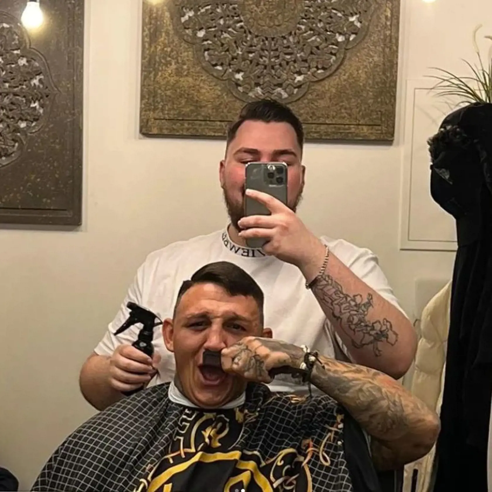 Gabor Boráros zo Survivor to poriadne prepískol. Na Ukrajine zúri vojna a on si robí srandu z fúzov, ktoré nosil diktátor Adolf Hitler.