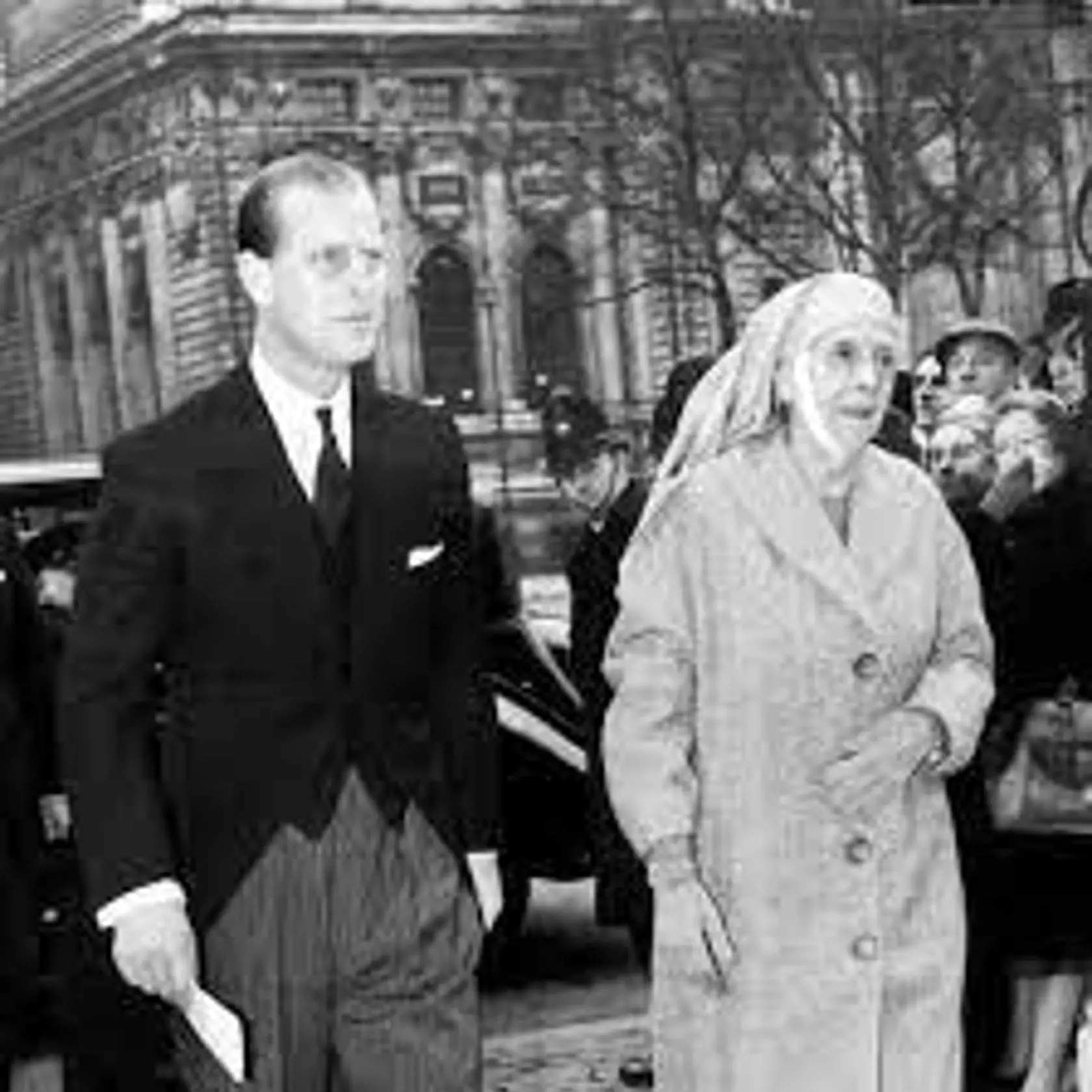 V Grécku zostala až do roku 1967, kde došlo k gréckemu vojenskému prevratu. Alice odmietla opustiť krajinu, kým princ Philip neposlal lietadlo a osobitnú žiadosť kráľovnej, aby ju priviedol domov.