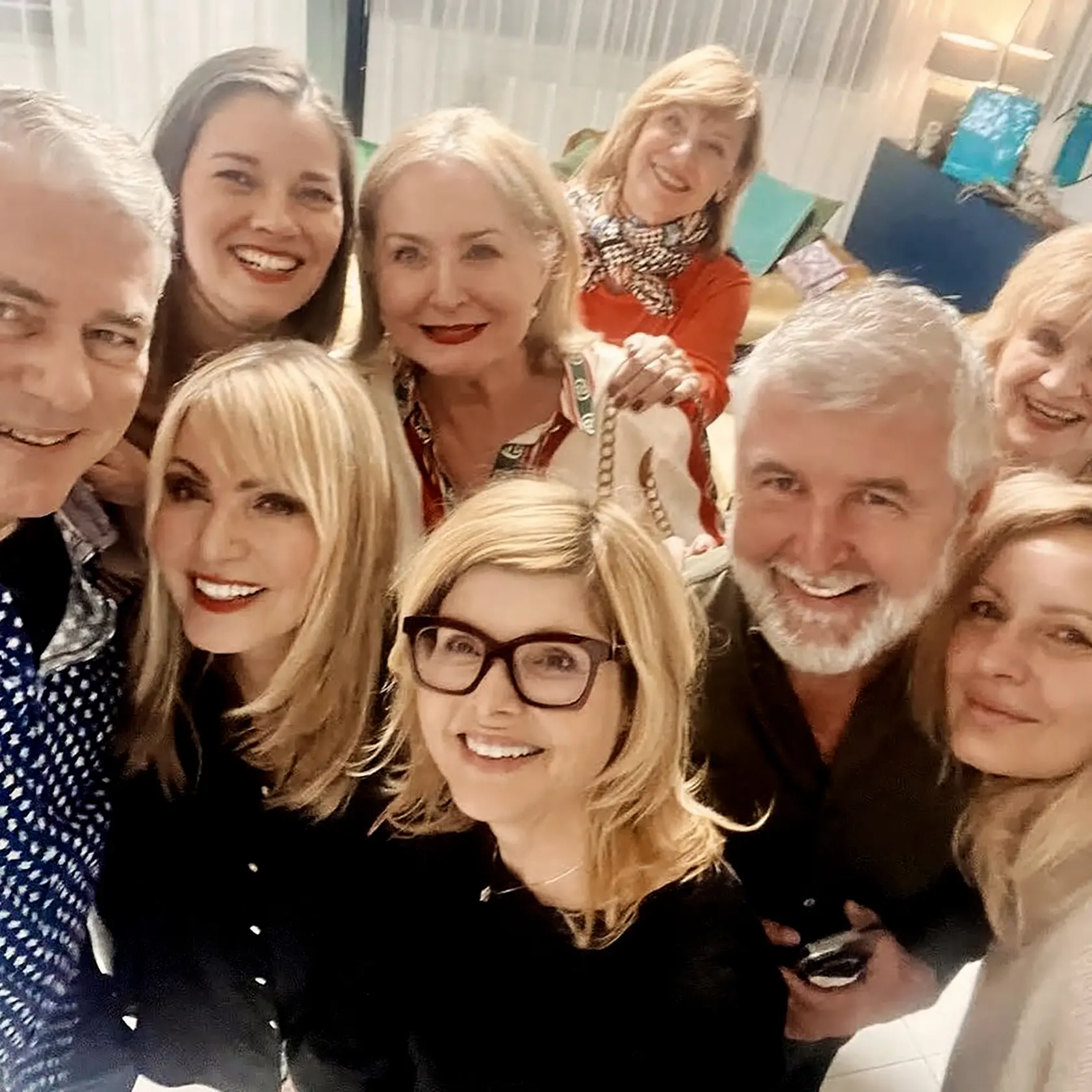 SPOZNALI STE ICH?
Na stretnutí bývalých hlásateľov sa zišli, dolný rad zľava: Miloš Bubán, Emma Tekelyová, organizátorka Soňa Müllerová, Jaroslav Buček a Renáta Špačková. V hornom rade zľava: Hana Rapantová, Ada Straková, vzadu Alena Heribanová a úplne vpravo Nora Beňačková.