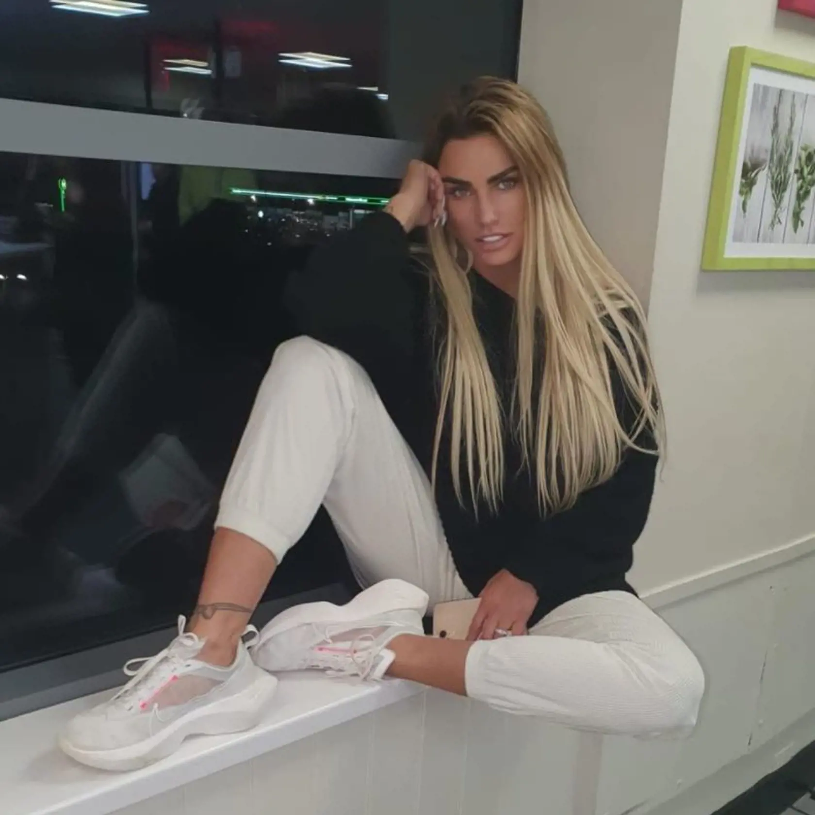 V stredu sa Katie následne postavila pred sudkyňu, ktorá uviedla, že hviezda mala pozitívny test na kokaín po tom, ako podstúpila aj dychovú skúšku na alkohol.