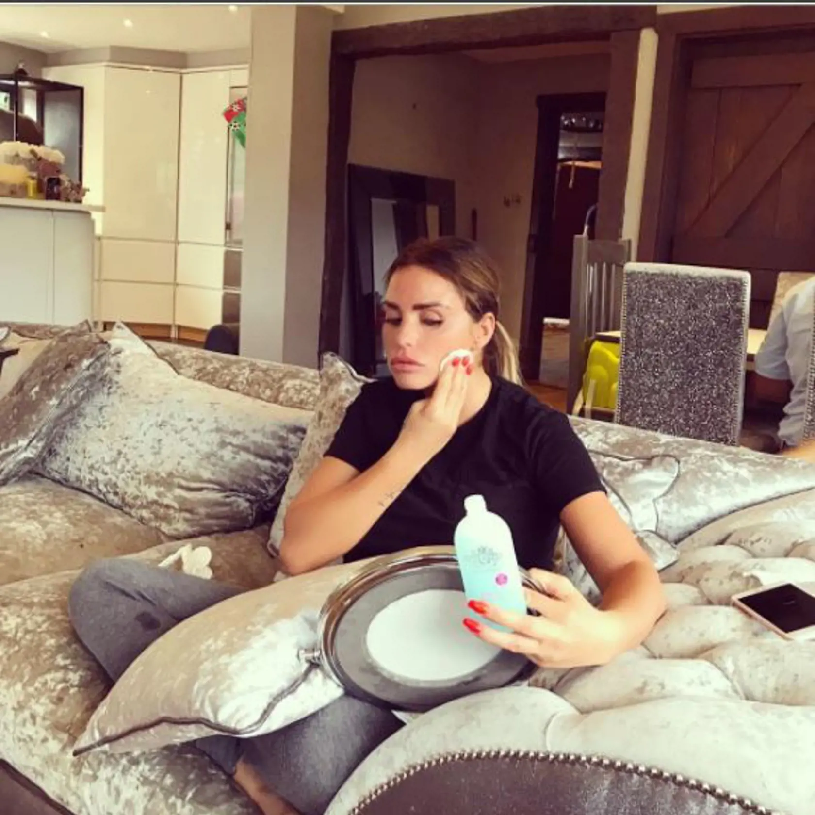 Odlíčiť sa treba - Katie Price predáva aj kozmetiku.
