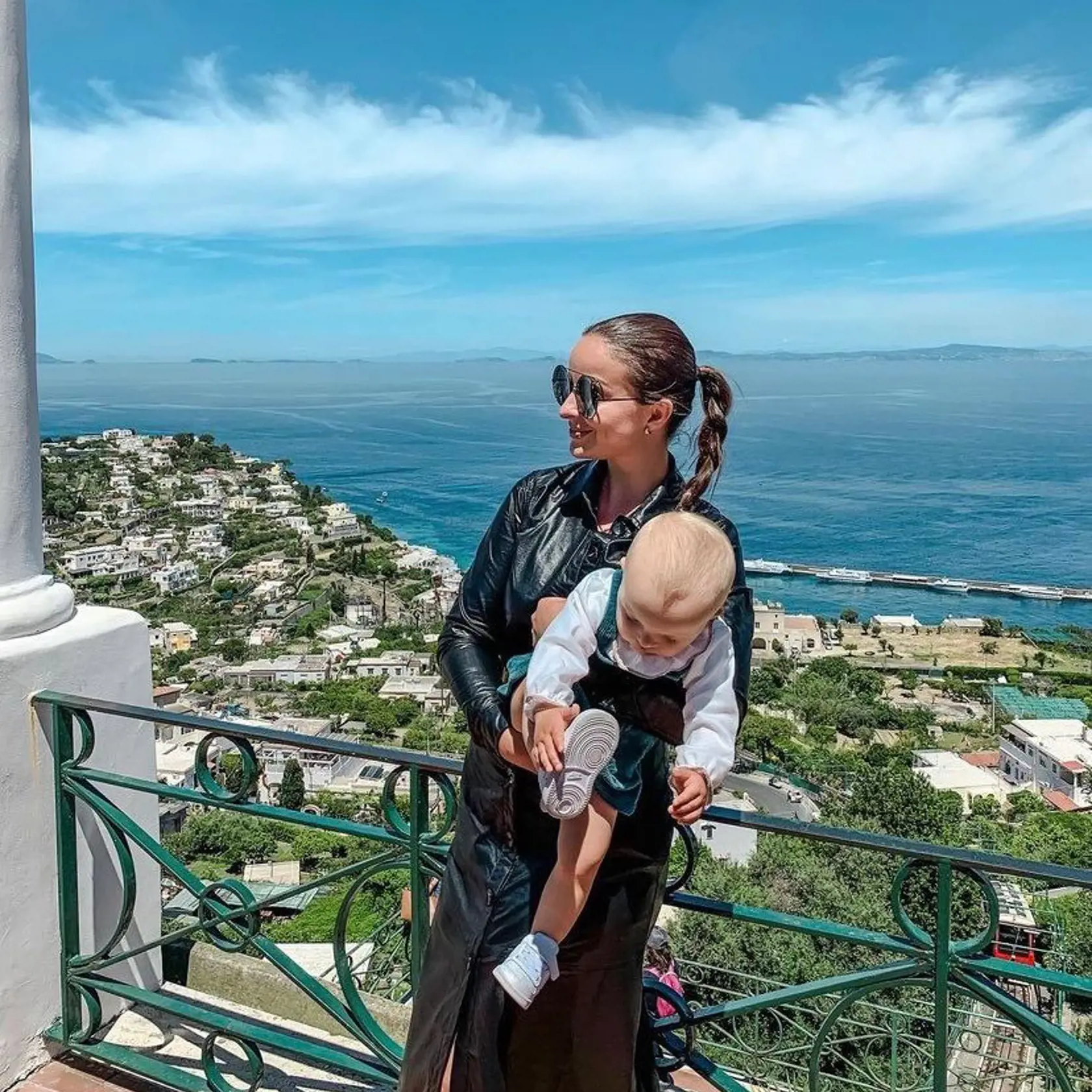 Speváčka a mama malej Lindy Lobotkoej si dopriala dovolenku. Na pár dní vyrazila na Capri a užívala si krásne slnečné počasie. Svojho partnera Stanislava Lobotku nechala doma.