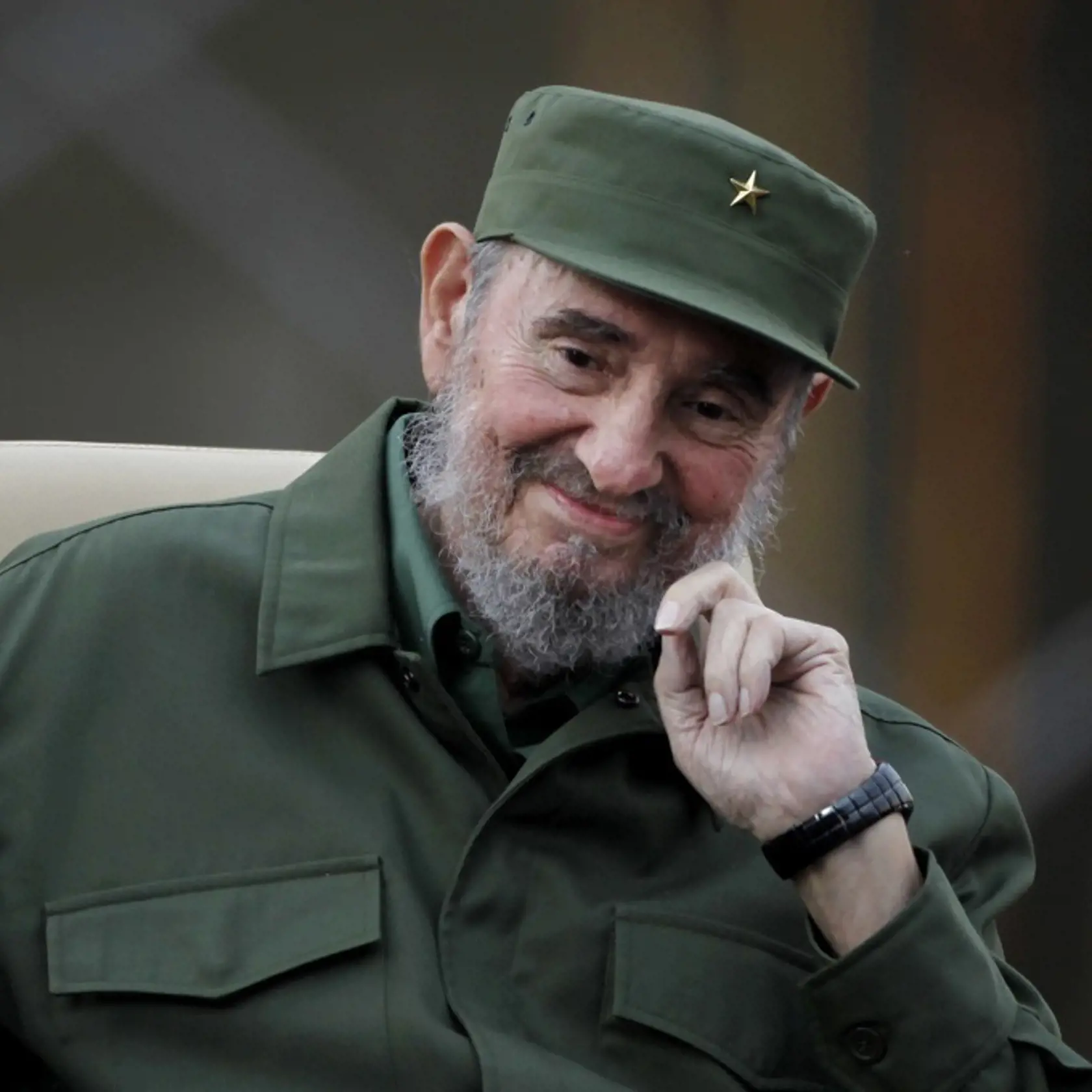 Vodca kubánskej revolúcie Fidel Castro sa usmieva pred jeho prejavom pri príležitosti 50. výročia Výboru pre obranu revolúcie (CDR) v Havane 28. septembra 2010.