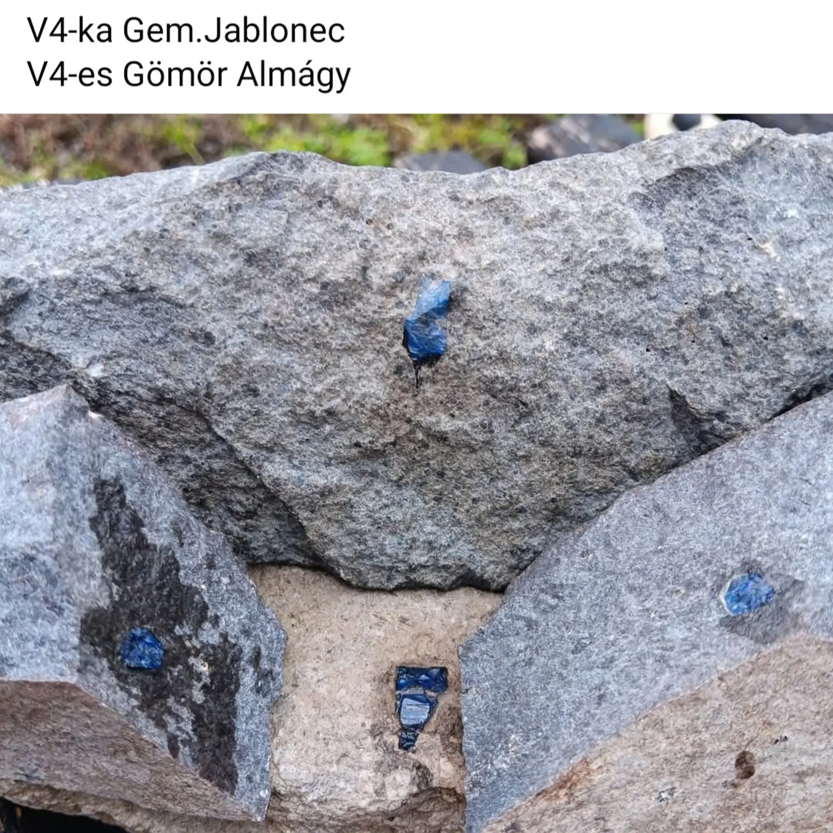 Ladislav sa spoliehal len na svoju vlastnú intuíciu a trpezlivosť, a aj keď to nebolo ľahké, zlom nastal, keď konečne našiel prvý zafír v lome nad Gemerským Jabloncom. A odvtedy sa to už pomaly rozbehlo.
