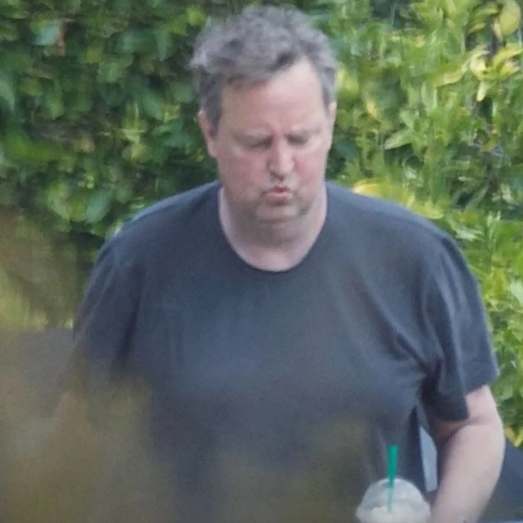 Americko-kanadský herec Matthew Perry, ktorý stvárnil kráľa sarkazmu v seriáli Priatelia, oslávil v auguste už 52. narodeniny. Bohužiaľ, ako ide čas, tak aj herec starne a teraz by ste v ňom fešného Chandlera hľadali márne.