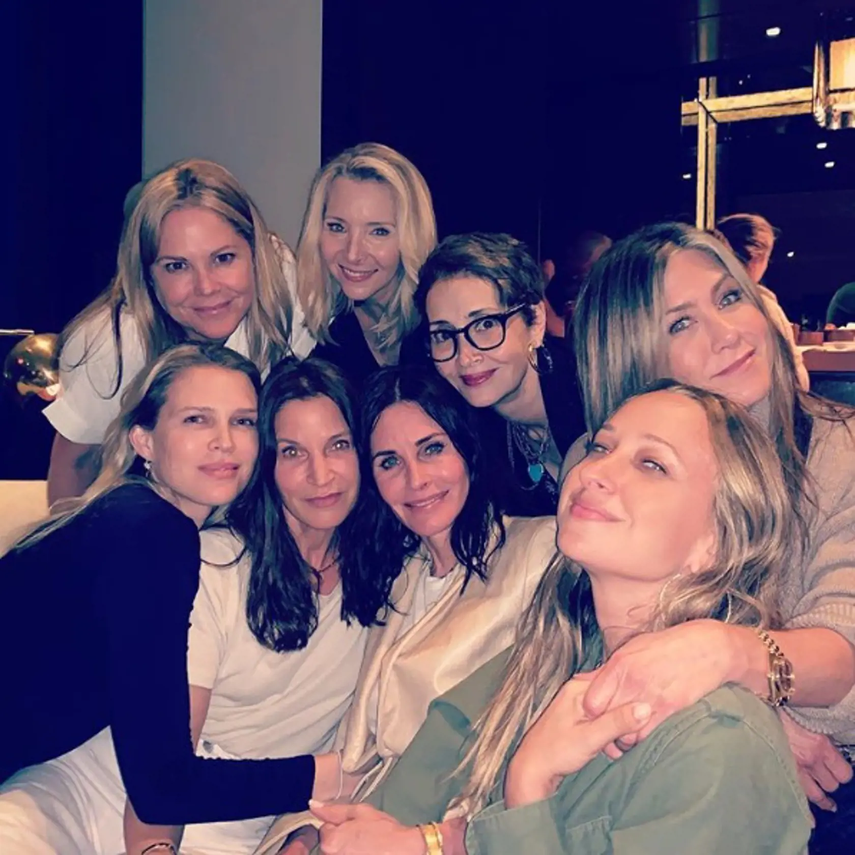 Courteney Cox oslávila 55 rokov s najbližšími priateľkami vrátane Kisy Kudrow a Jennifer Aniston.