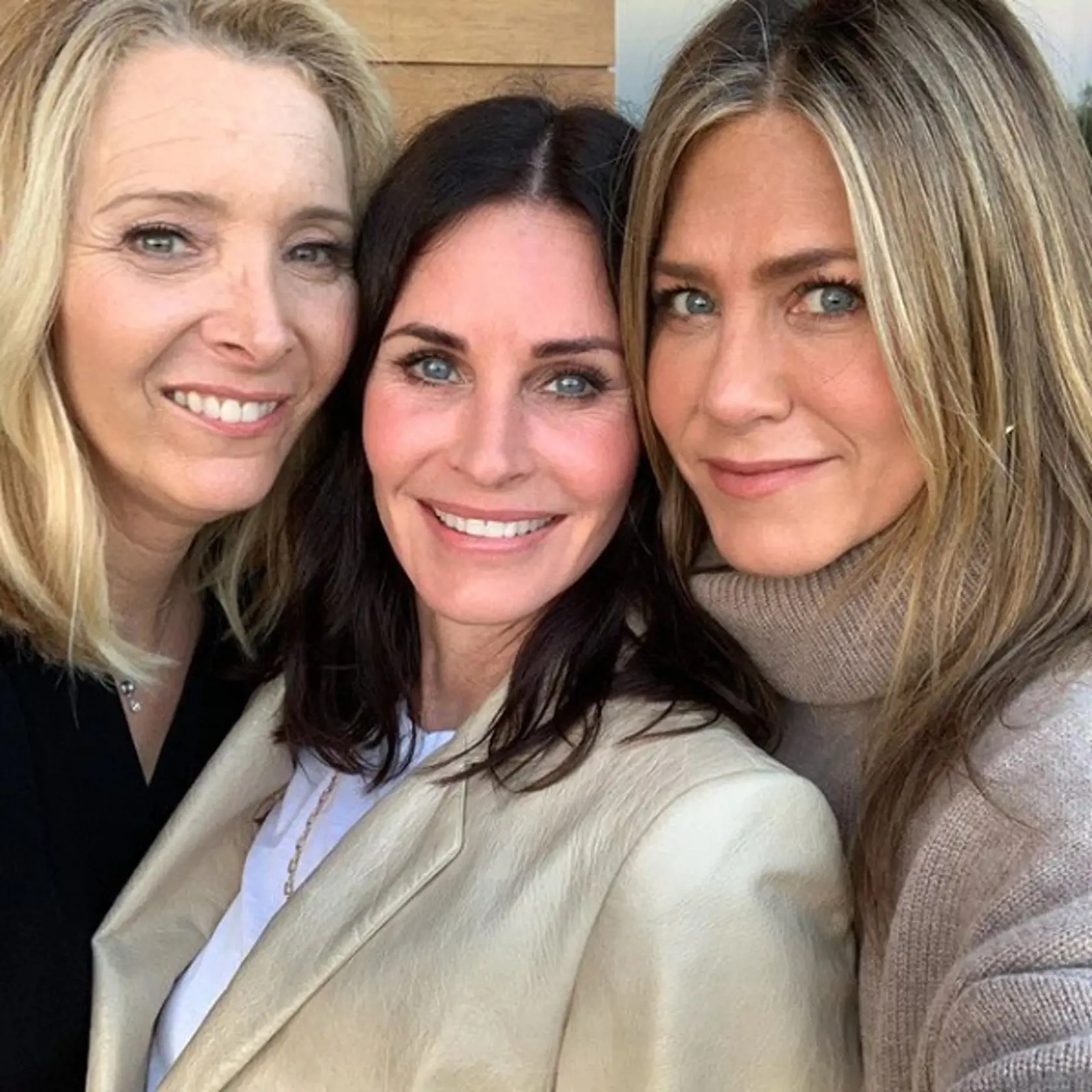 Ako sa Phoebe, Monica a Rachel, zľava, zmenili od nakrúcania Priateľov z konca 90. rokov? Lisa Kudrow (55) sa za vrásky veru nehanbí, Courteney Cox (55) ich maskuje plastickými operáciami a Jennifer Aniston (50)? Tá zreje ako víno.