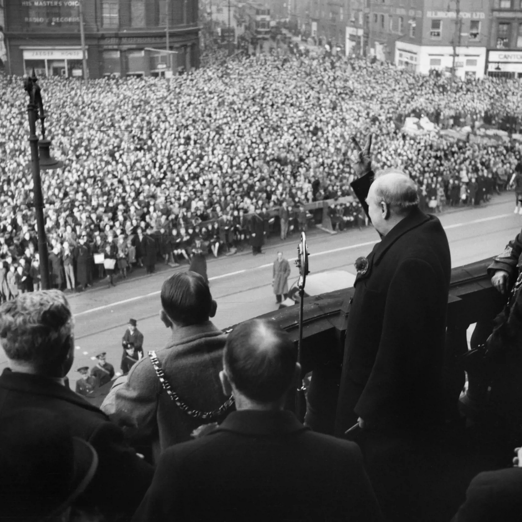 Winston Churchill (1874 - 1965) bol premiérom v roku 1940 až 1945.