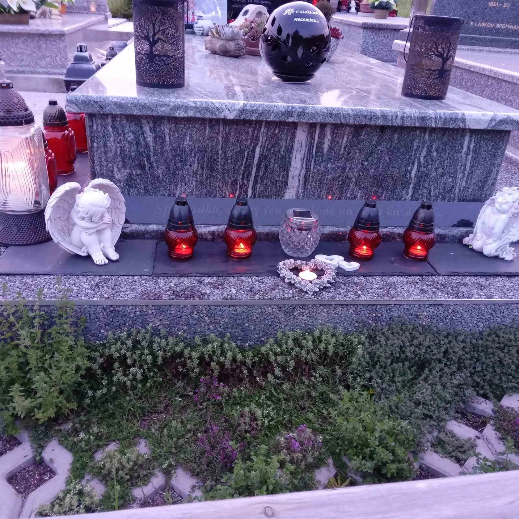 Hrob tragicky zosnulého posunovača Mária Nagya (†31) z Košíc je stále zaplavený kvetmi a kahancami s horiacimi sviečkami. Na jednom z nich je podobizeň nebohého.