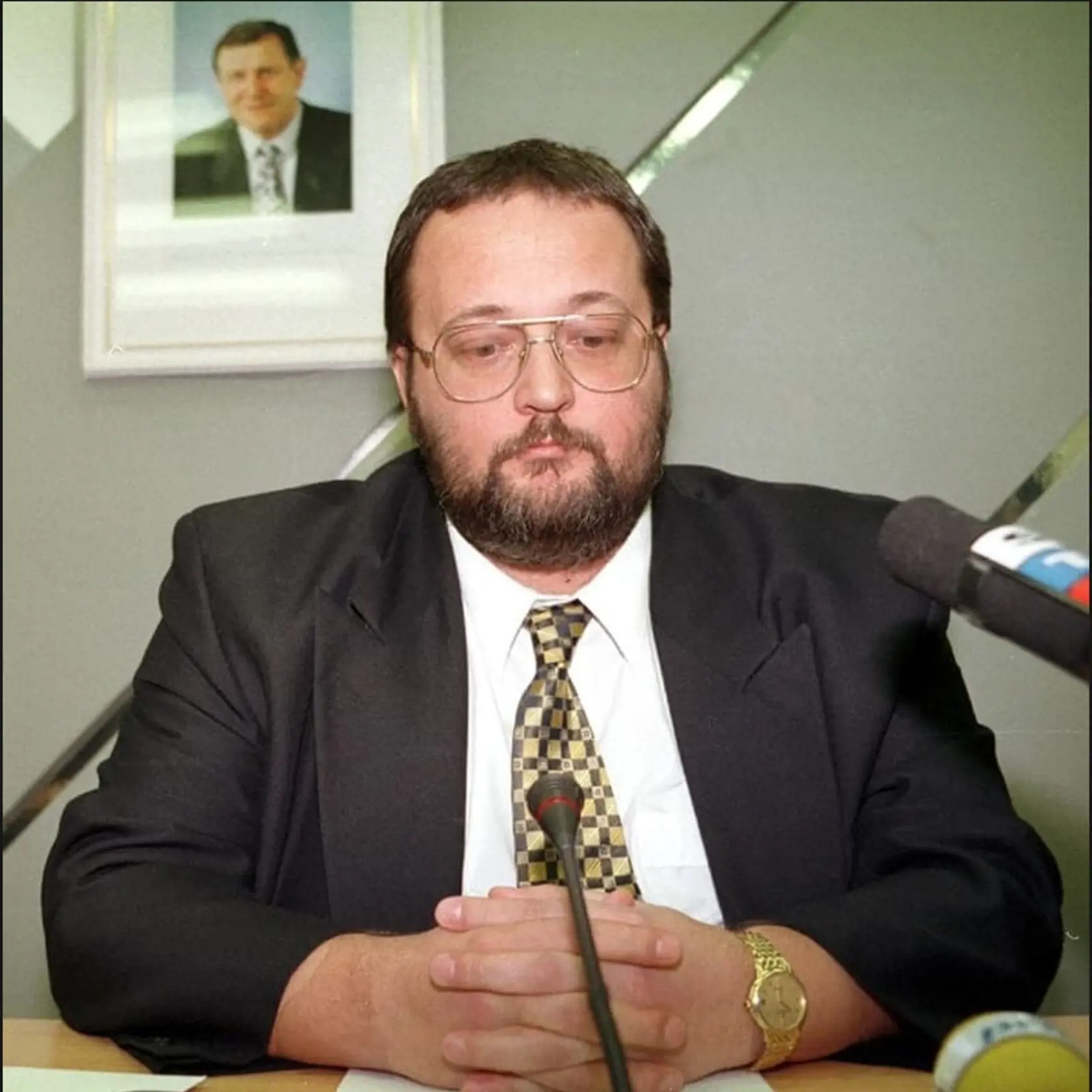Takto vyzeral bývalý šéf SIS Ivan Lexa v roku 1999. No po tom, čo ho chytili v Juhoafrickej republike v roku 2002, naše hranice prekročil už ako celkom iný človek.  