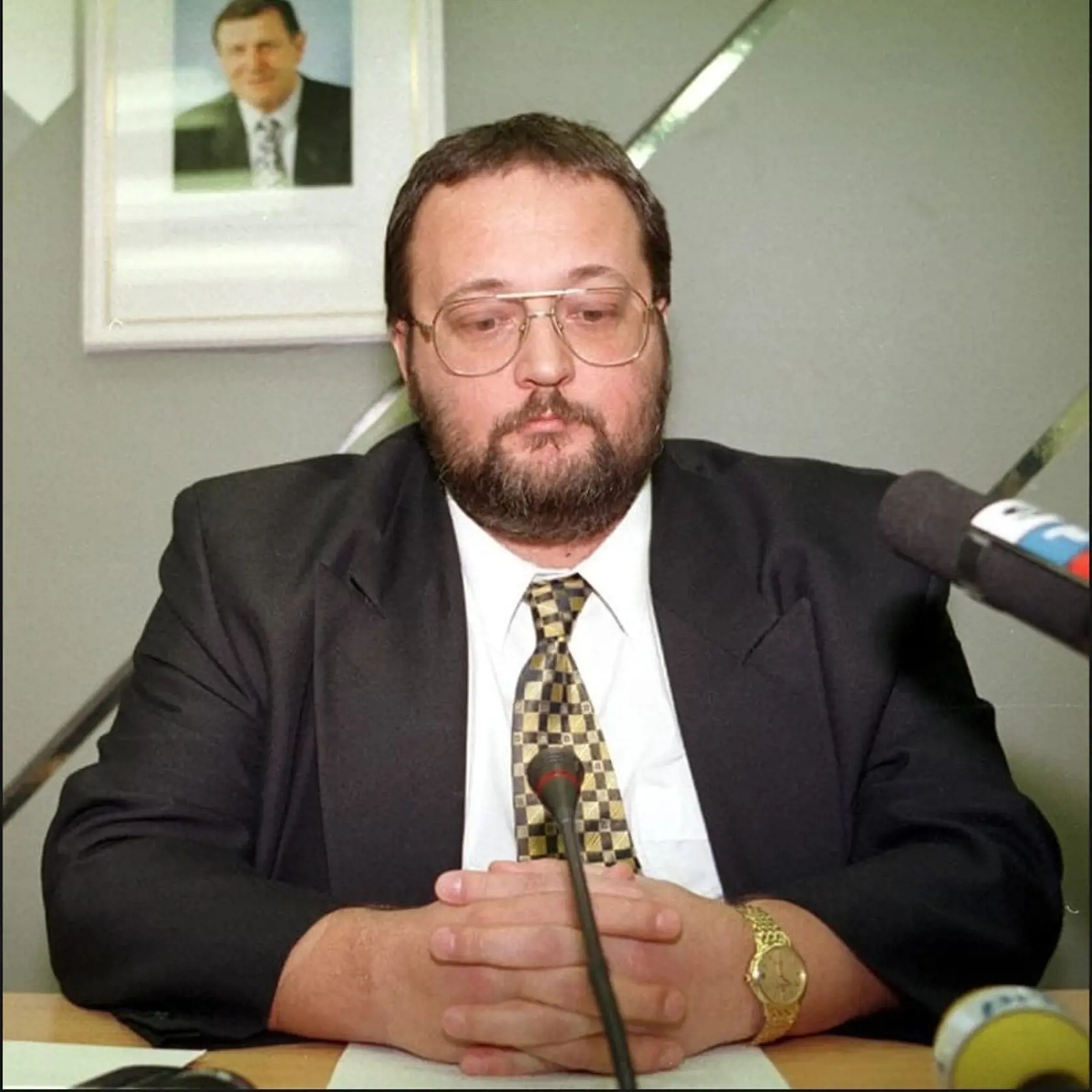 Takto vyzeral bývalý šéf SIS Ivan Lexa v roku 1999. No po tom, čo ho chytili v Juhoafrickej republike v roku 2002, naše hranice prekročil už ako celkom iný človek.  