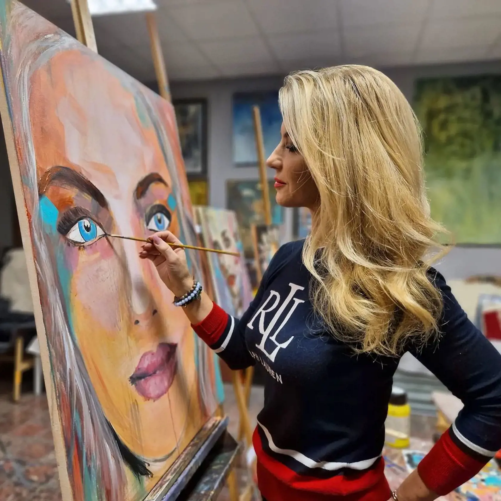 Martina maľuje.