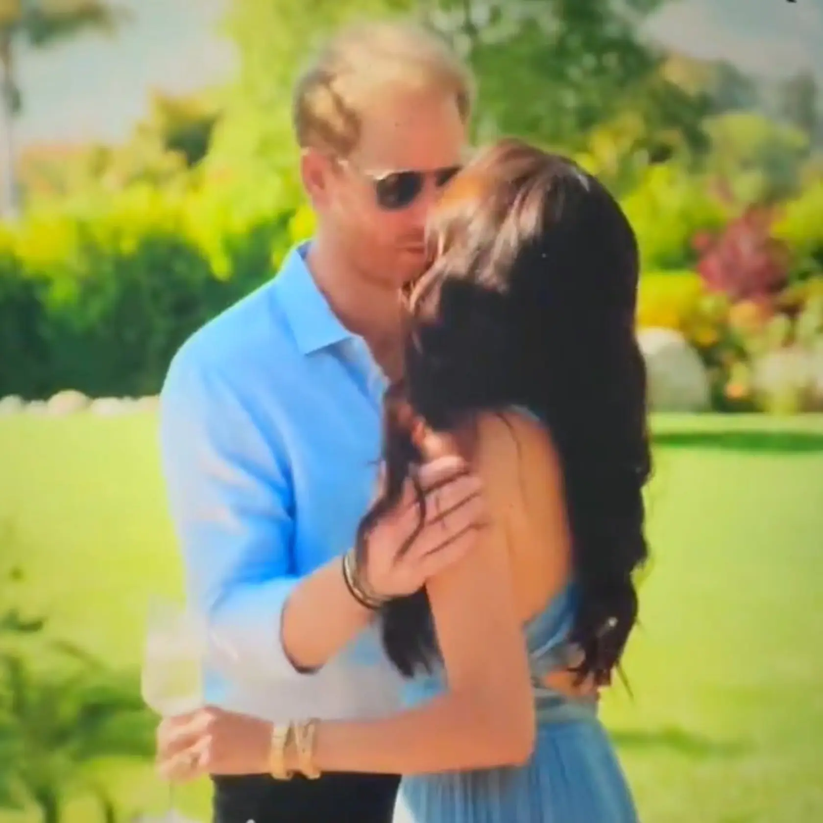 Meghan Markle opäť upútala pozornosť svojím najnovším počinom na Netflixe. V novom kulinárskom seriáli "S láskou, Meghan" nielenže predviedla svoje kuchárske zručnosti, ale aj módny vkus, ktorý zatieňuje mnohé influencerky. 