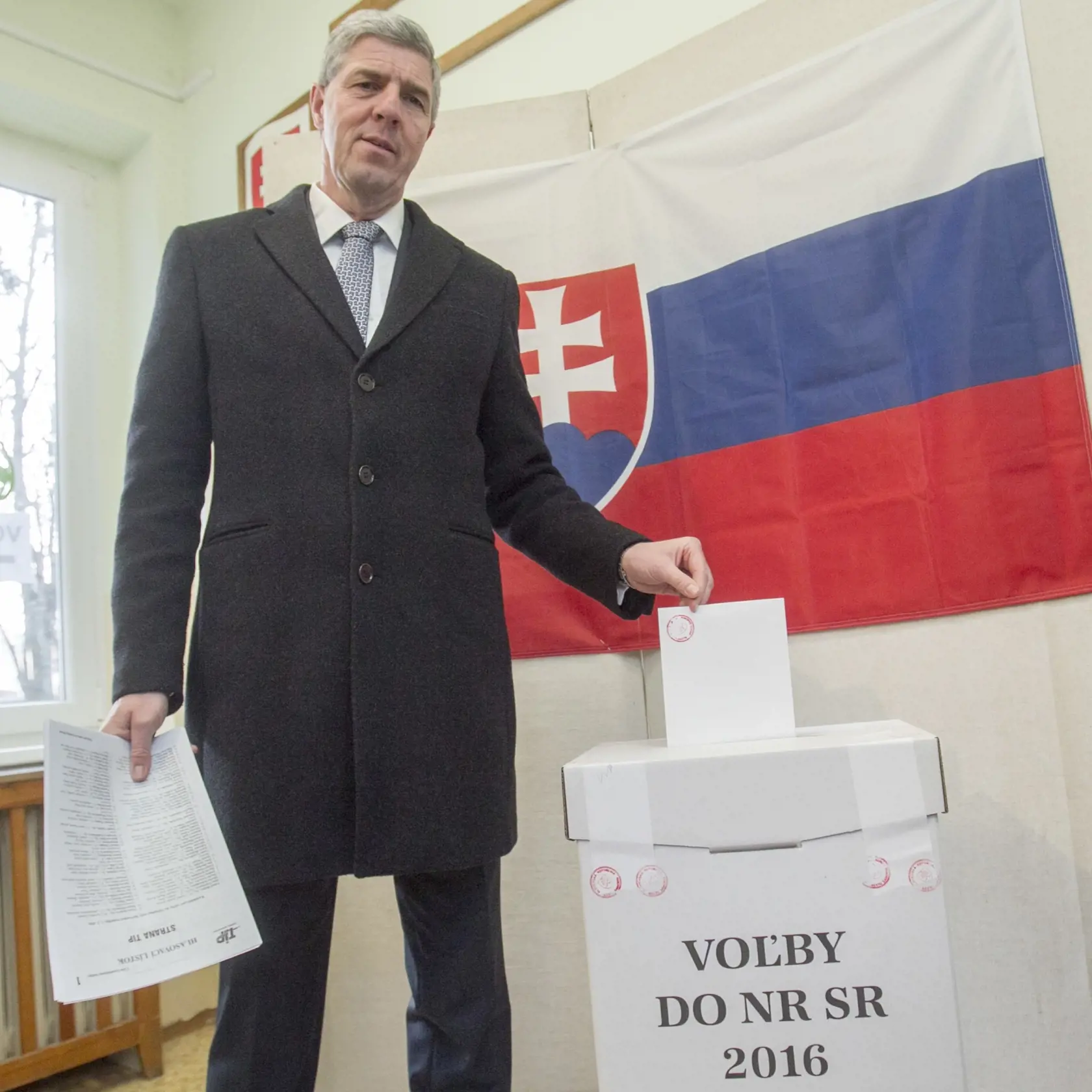 Béla Bugár predseda strany MOST-HÍD odvolil aj s manželkou v Špeciálnej základnej škole v Šamoríne