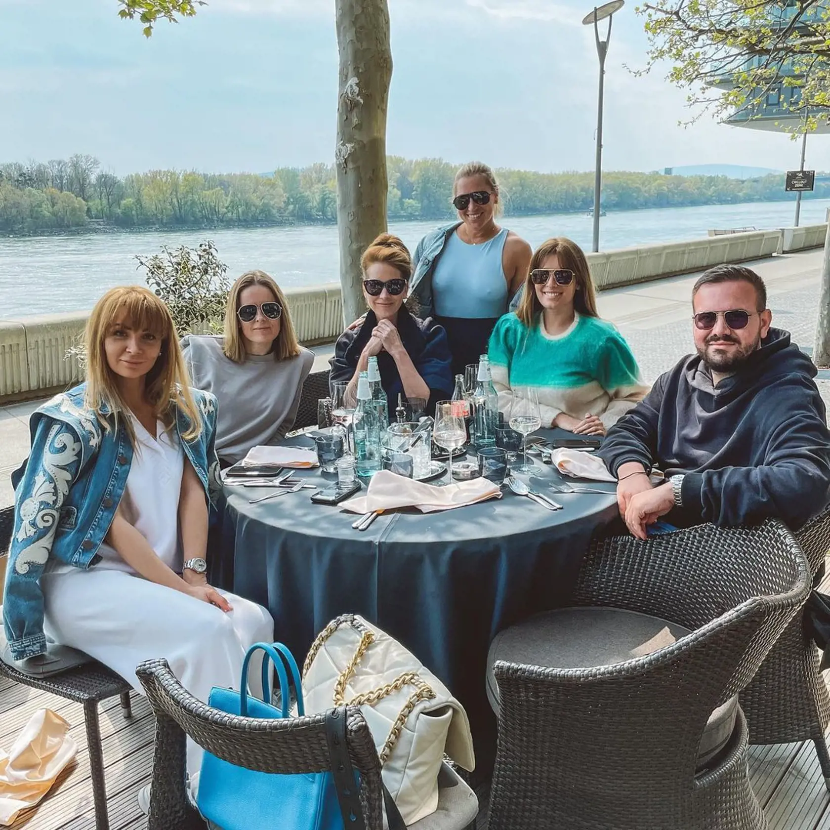 Dominika s kamarátmi, pod tielko si nedala podprsenku.