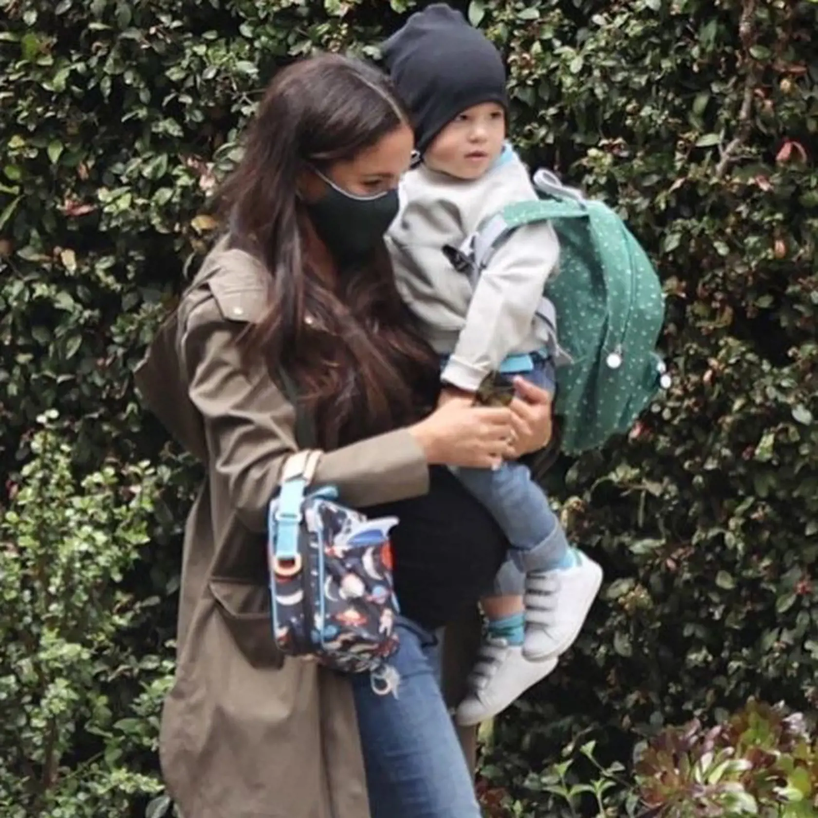 Meghan nesie Archieho do škôlky. Všimli ste si, ako sa zaguľatila?